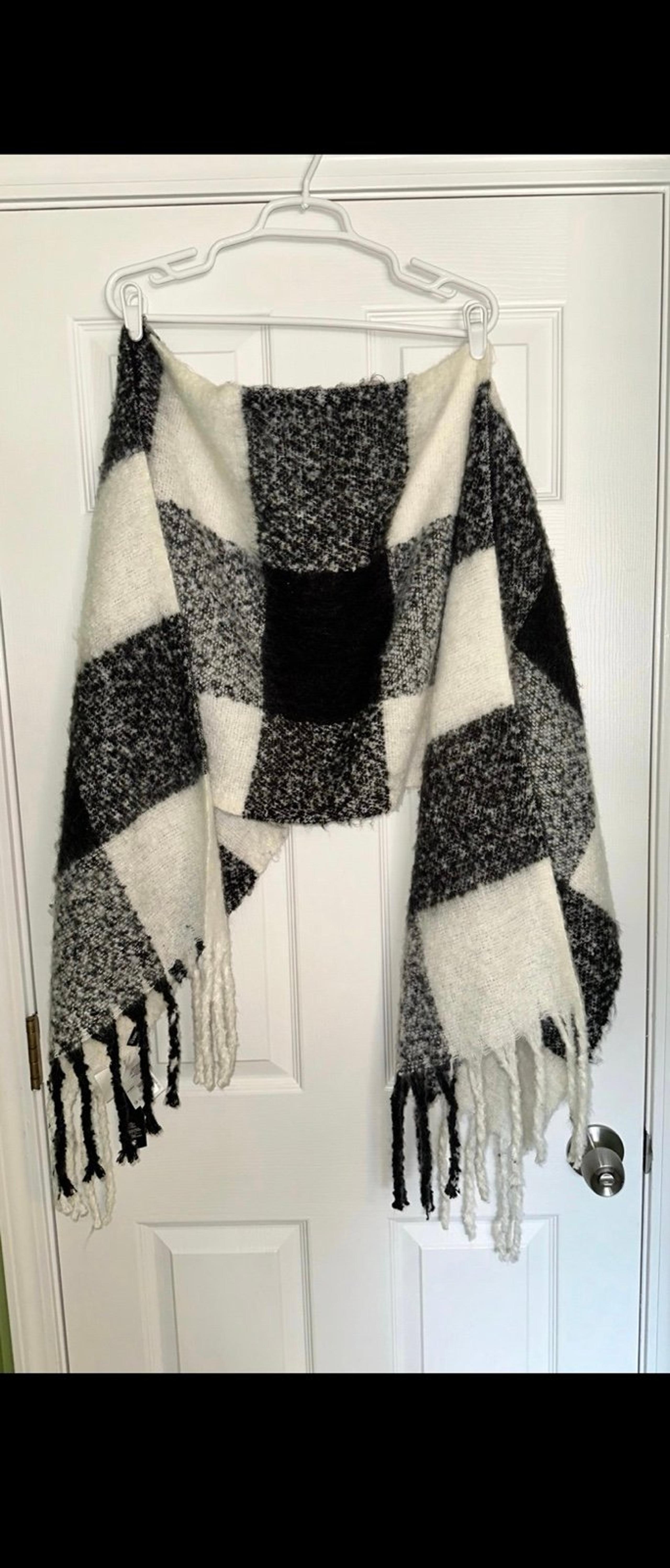 NWT Divided H&M soft thick plaid scarf shall with tassels size 19x75 one size