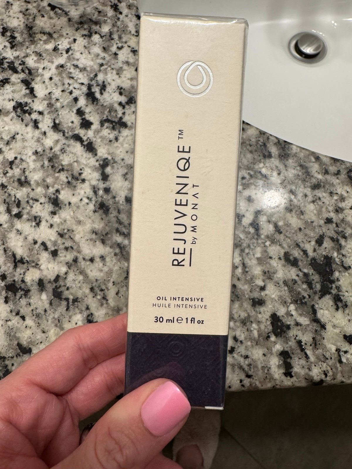 Monat Rejuvenique oil