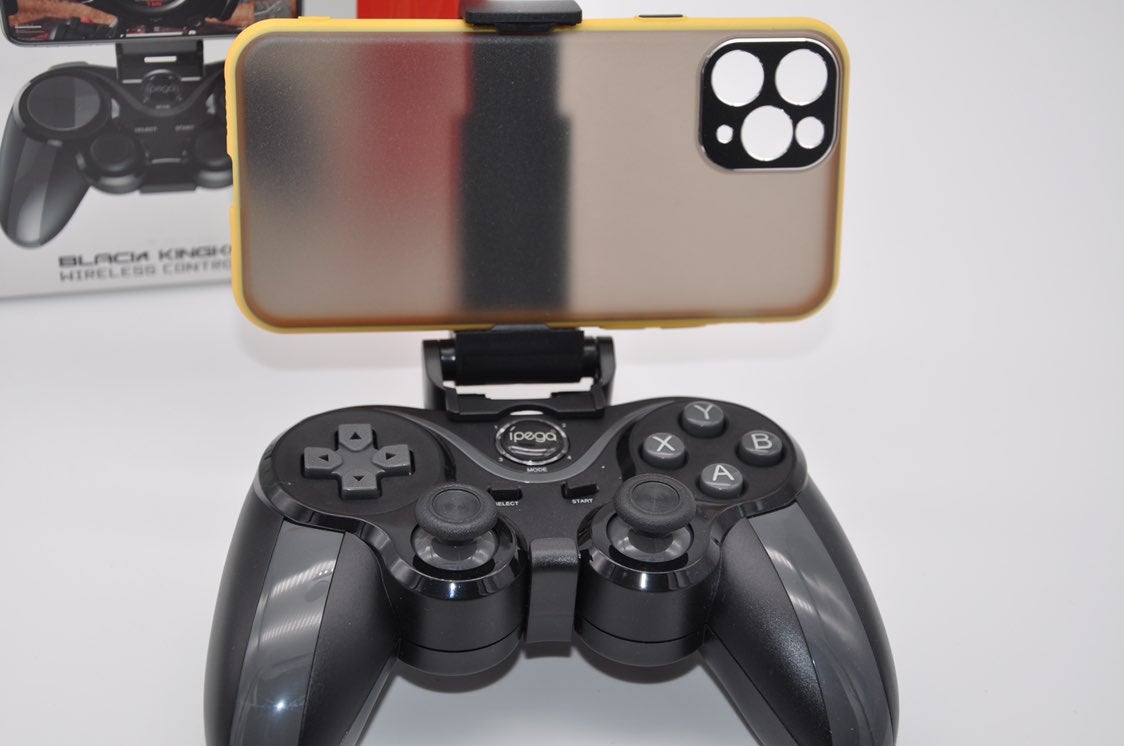 Wireless retractable controllers