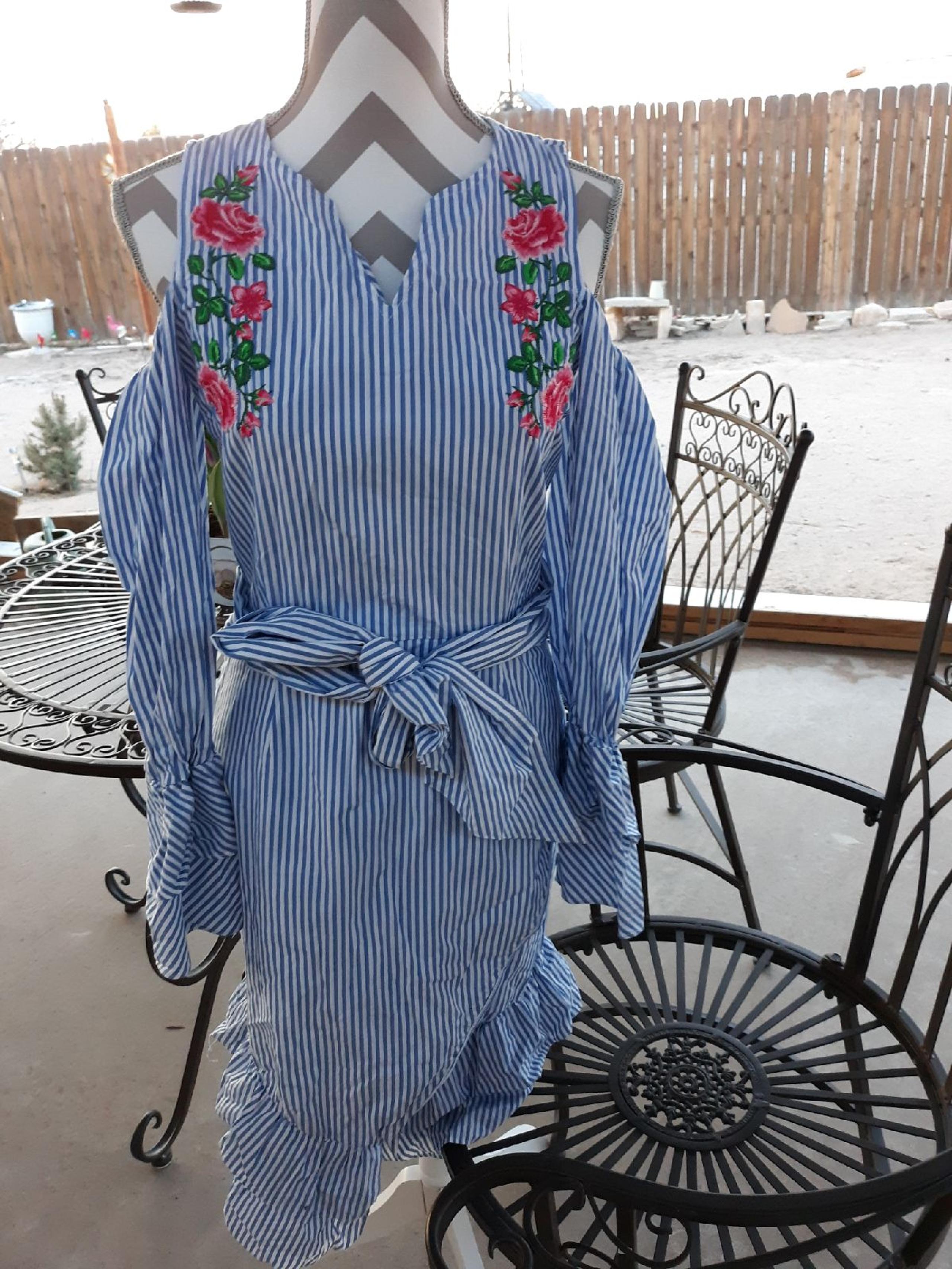 Juniors Medium XOXO Cold Shoulder Dress