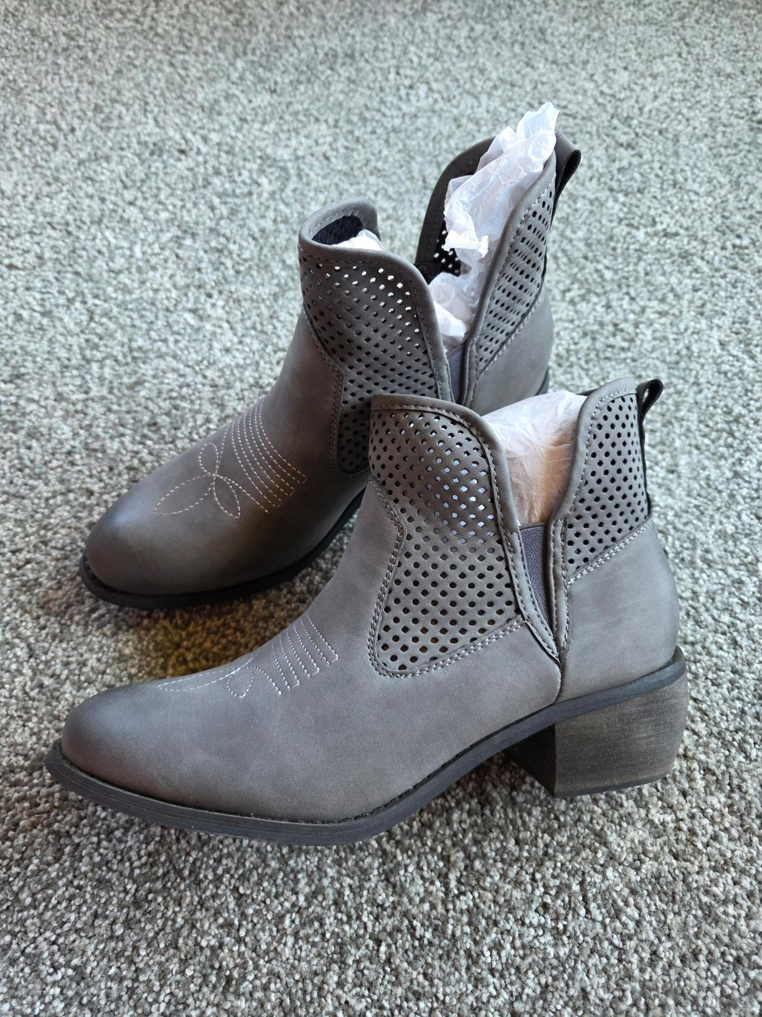Natural Reflections Reena Booties, Wm 8.5