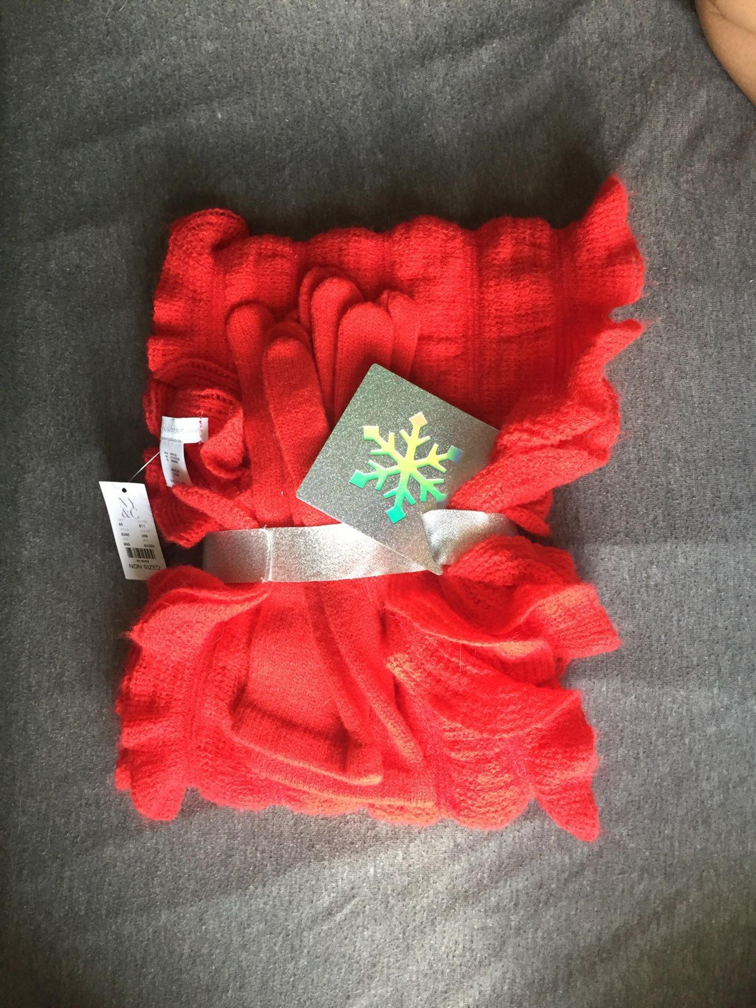 ny&co Ruffled Scarf and Gloves Set