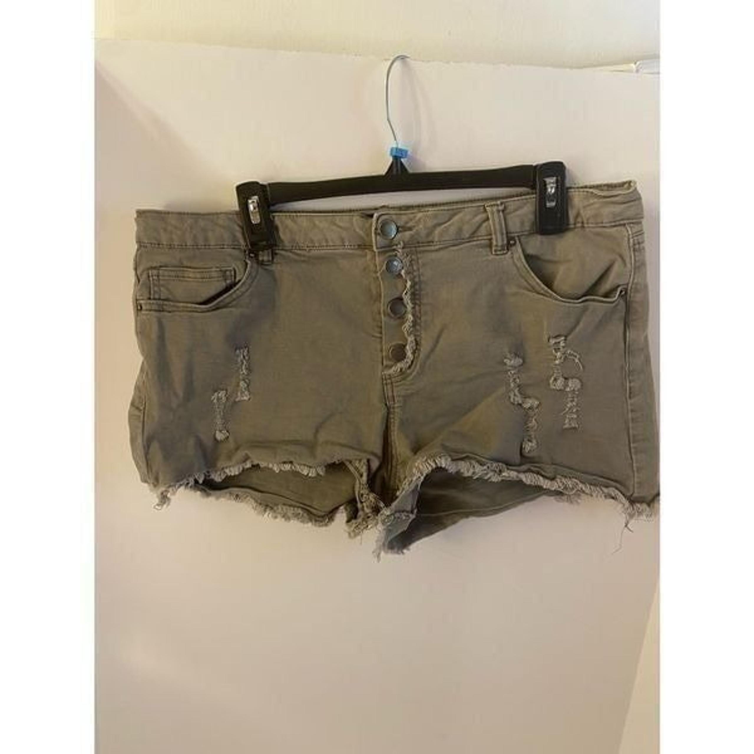 Angel kiss army green stretch shorts size 17 Jrs