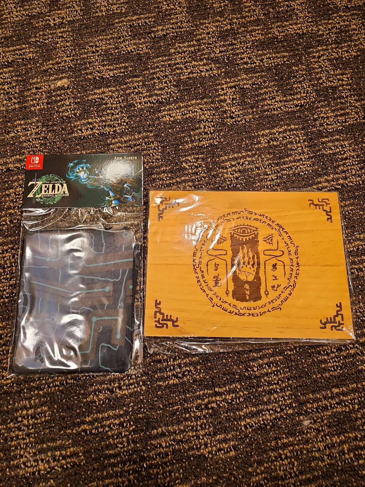 Legend of Zelda Tears of the Kingdom Promo ItemBundle Wooden Plaque & Arm Sleeve