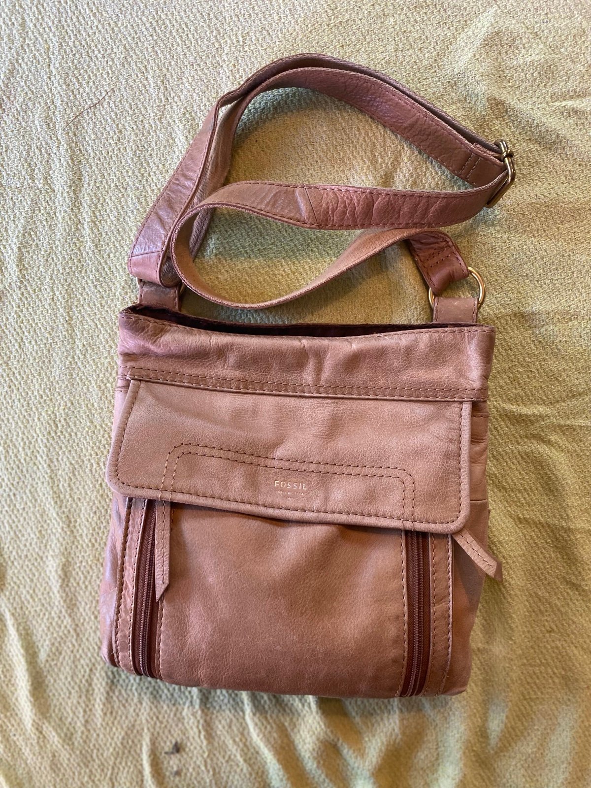 GORGEOUS vintage Y2K genuine leather Fossil crossbody bag #300