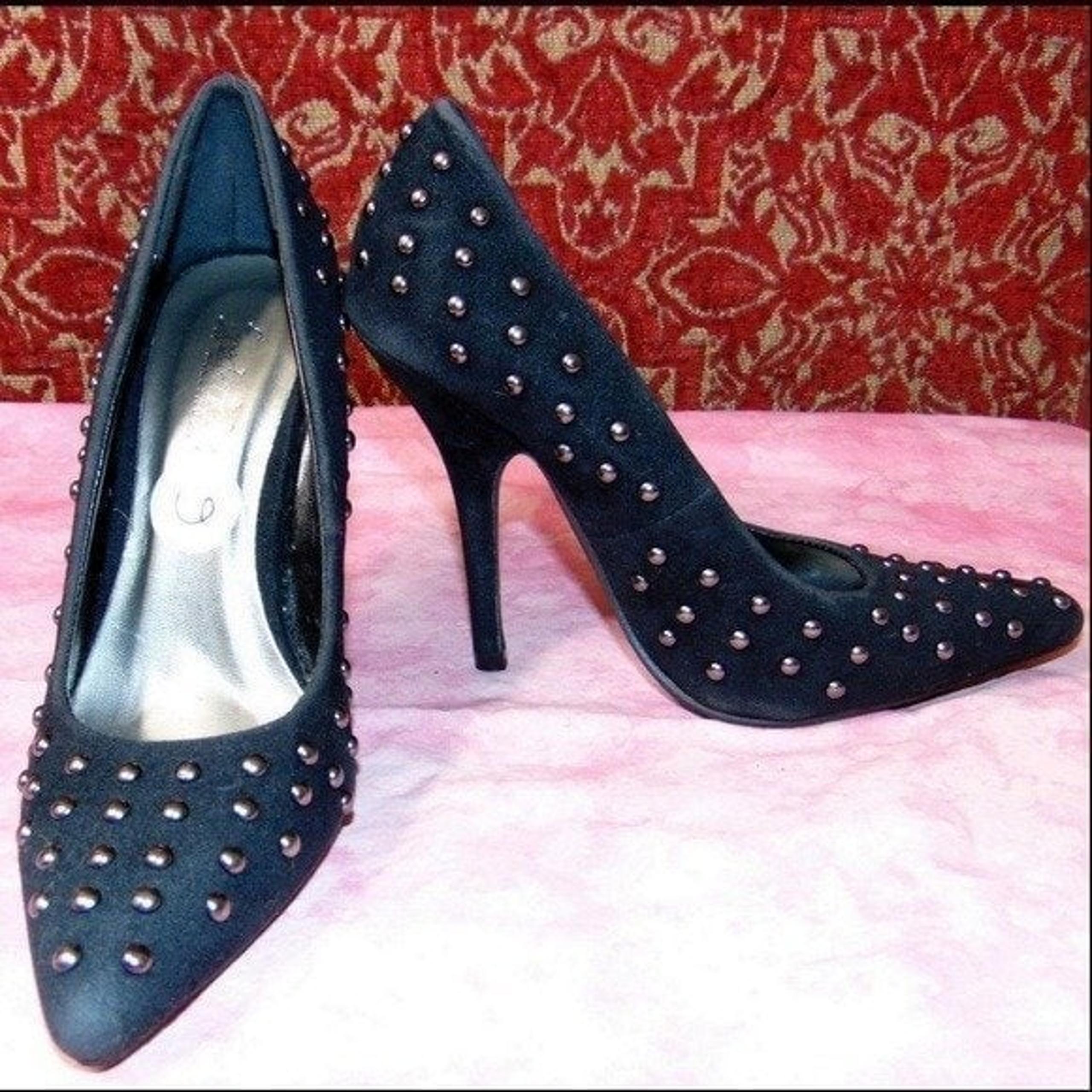 FREDERICK'S of HOLLYWOOD blk stud pump 6