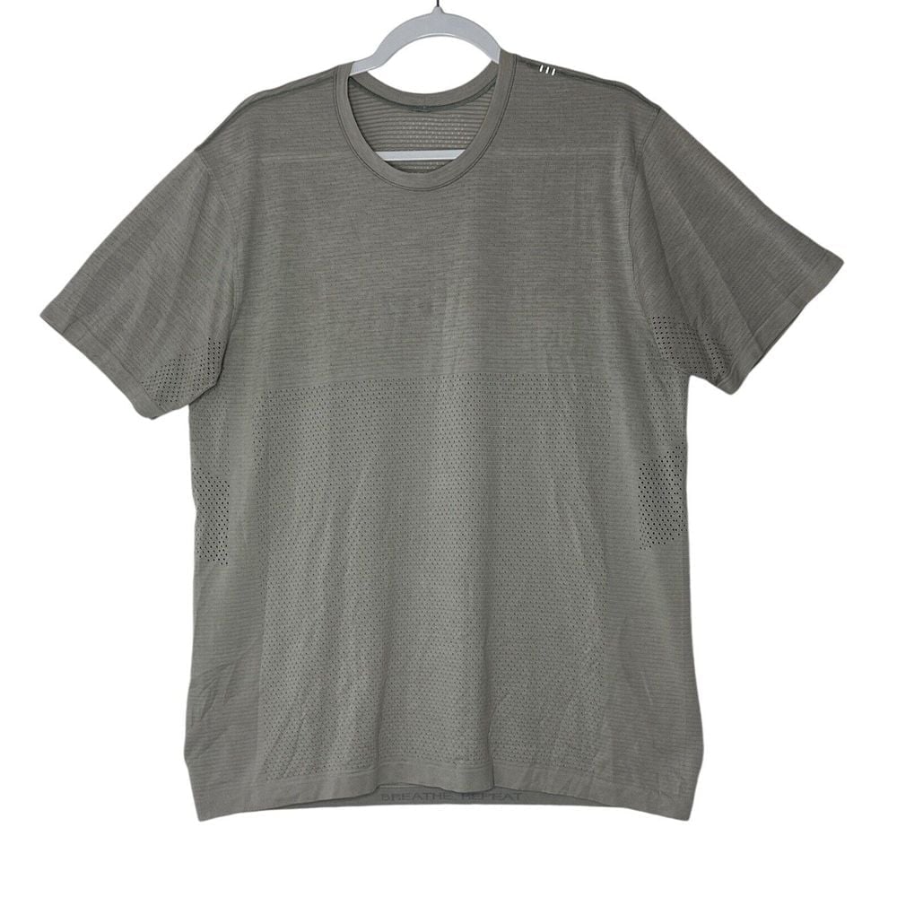 Lululemon T-shirt Mens XL Gray Stretch Athleisure Activewear Athletic Outdoor