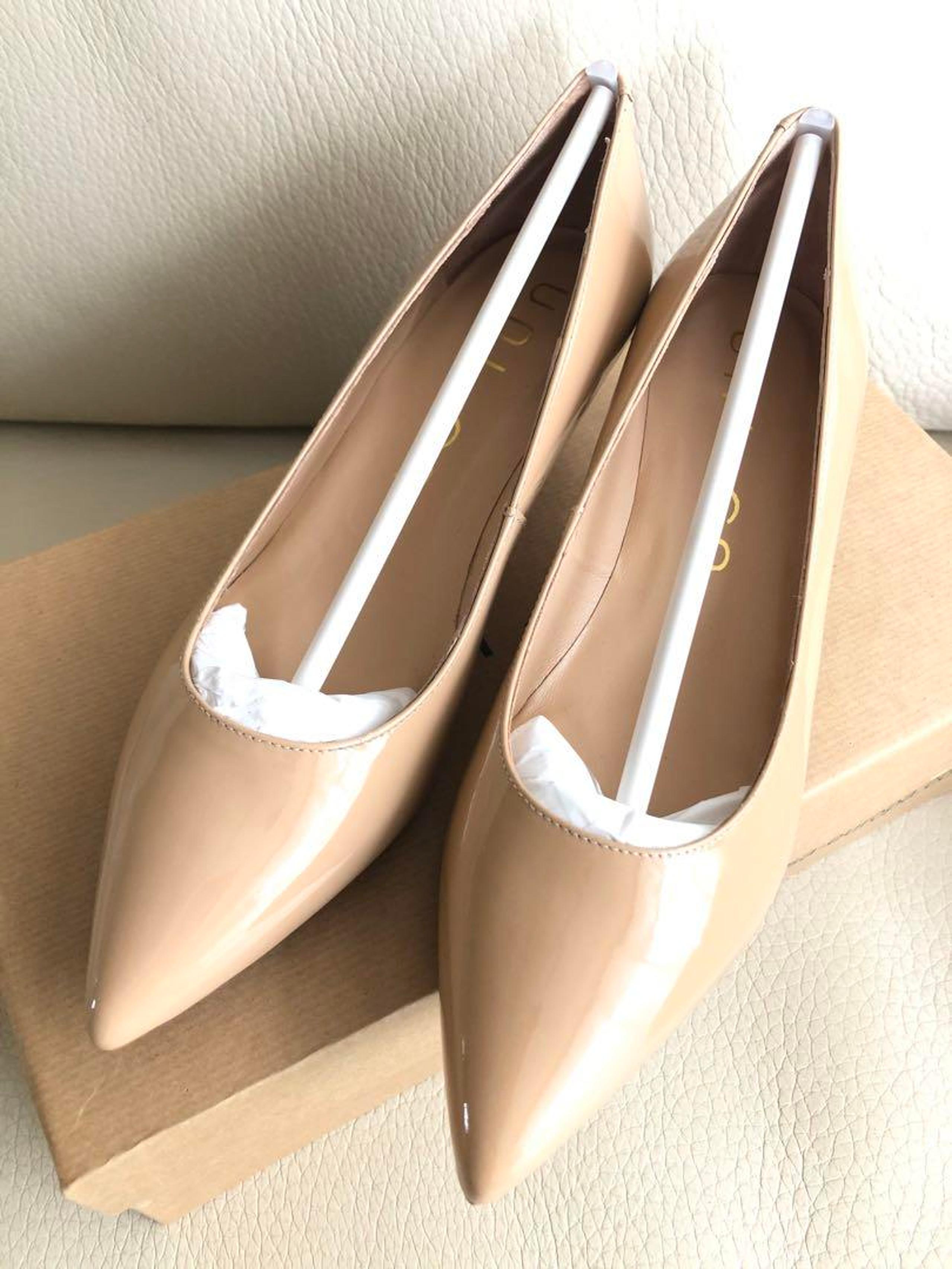 Unused UNISA 36 Beige Patent Pointed Toe Pumps