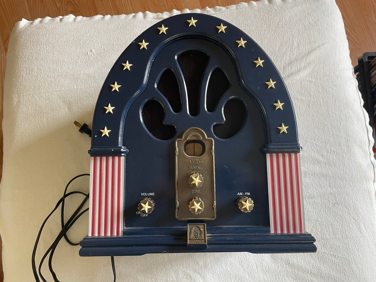 Thomas Pacconi Classics TPC-1776 Cathedral Table Americana Radio