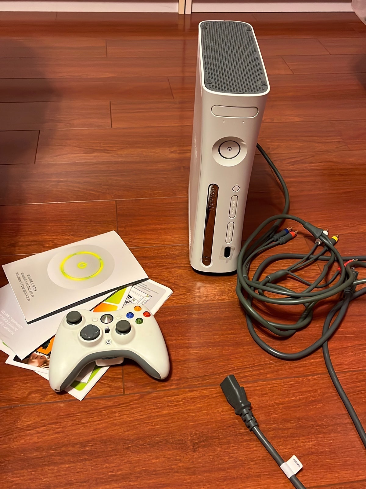 Microsoft Xbox 360 + Wireless Controller (power supply not included)