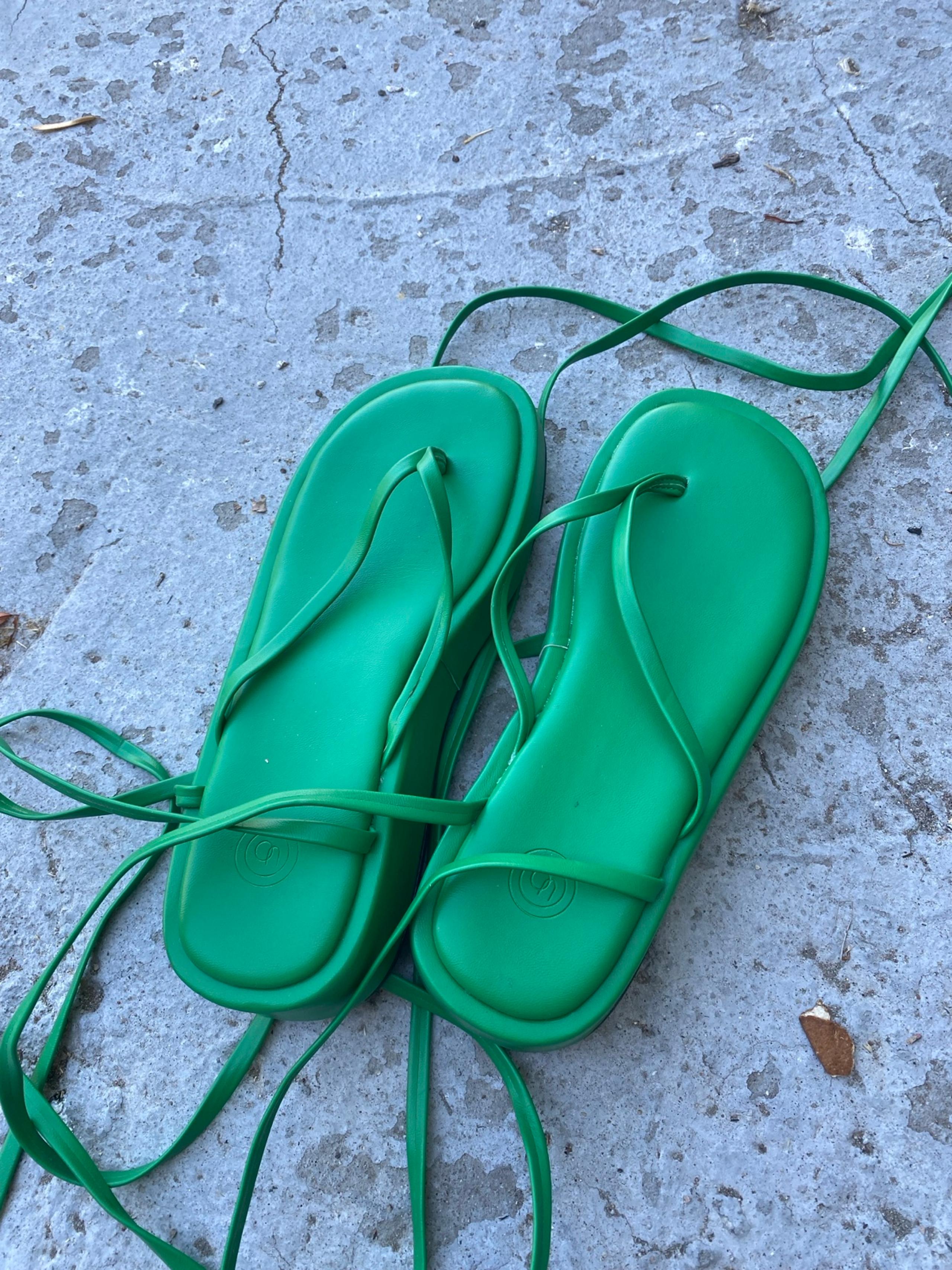 URBAN OUTFITTERS WOMENS LACES SANDALS