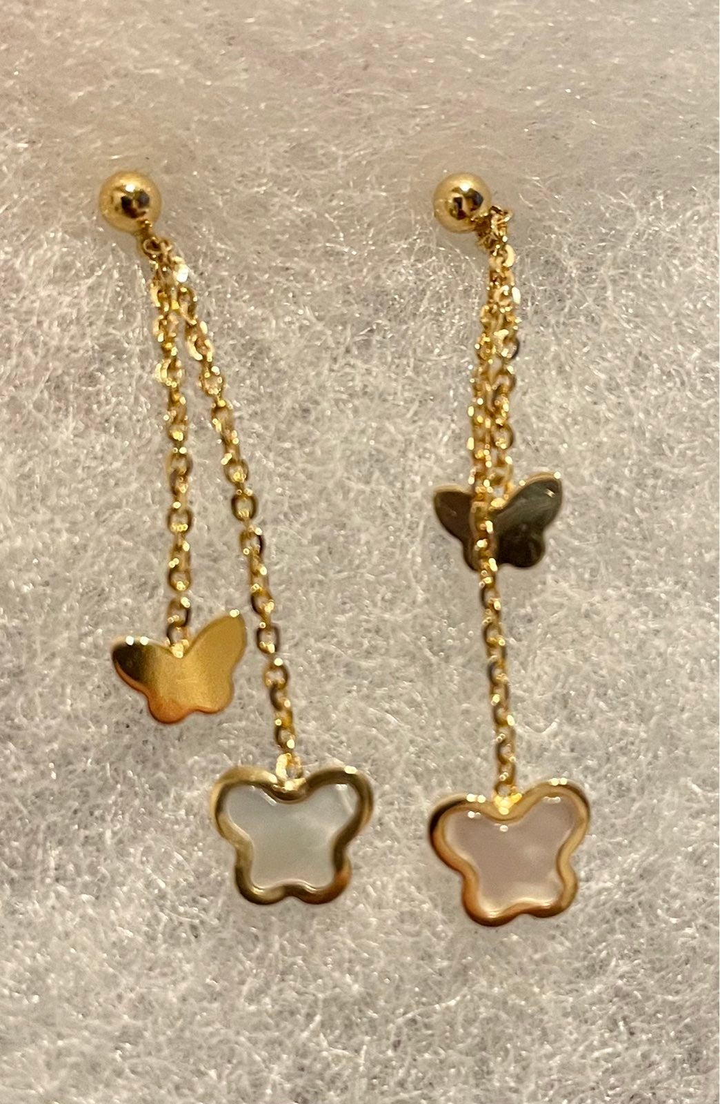 18k Gold Earrings, 2.62 grams of gold with mother of pearl