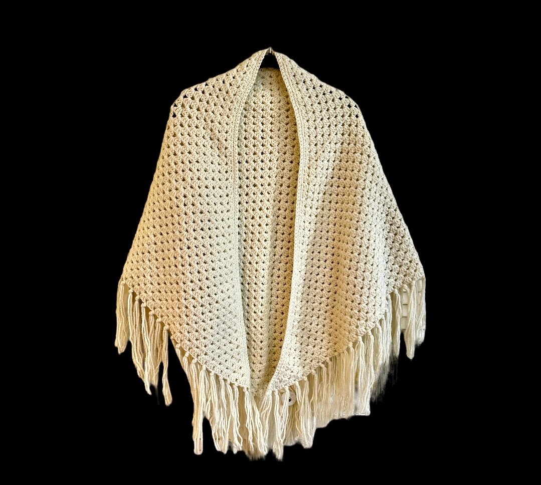 HAND STITCHED, WOMENS LARGE KNIT SHAWL IN CREAM. TIED FRINGE DETAIL.