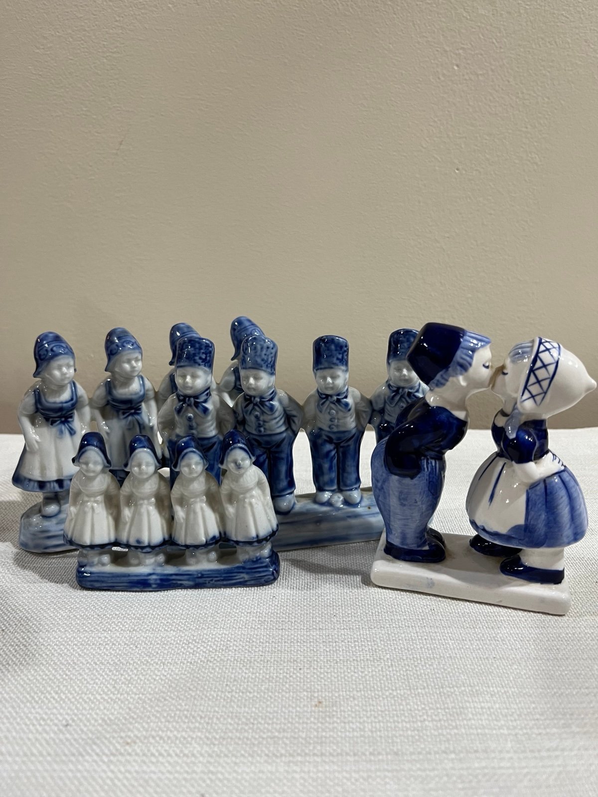 Blue and white figurines Delft