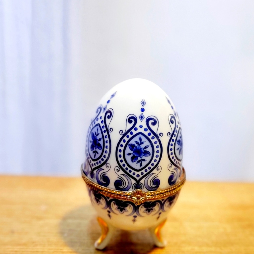 Vintage Elegant Ceramic Blue and White Decorative 3 Legged Trinket Egg Box