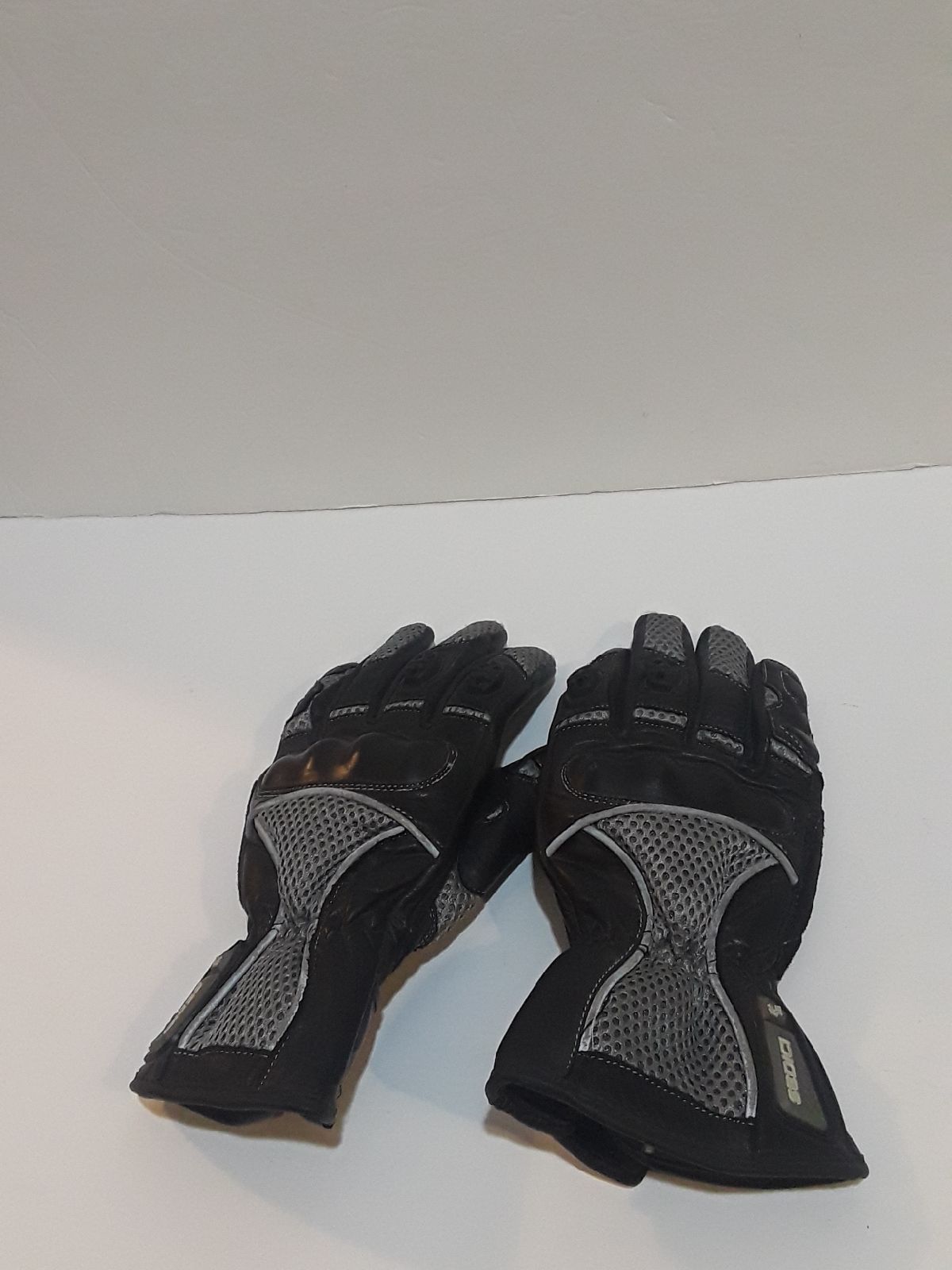 RARE SEDICI RACING #16 LADIES MEDIUM ARMORED BLACK & GRAY LEATHER GLOVES