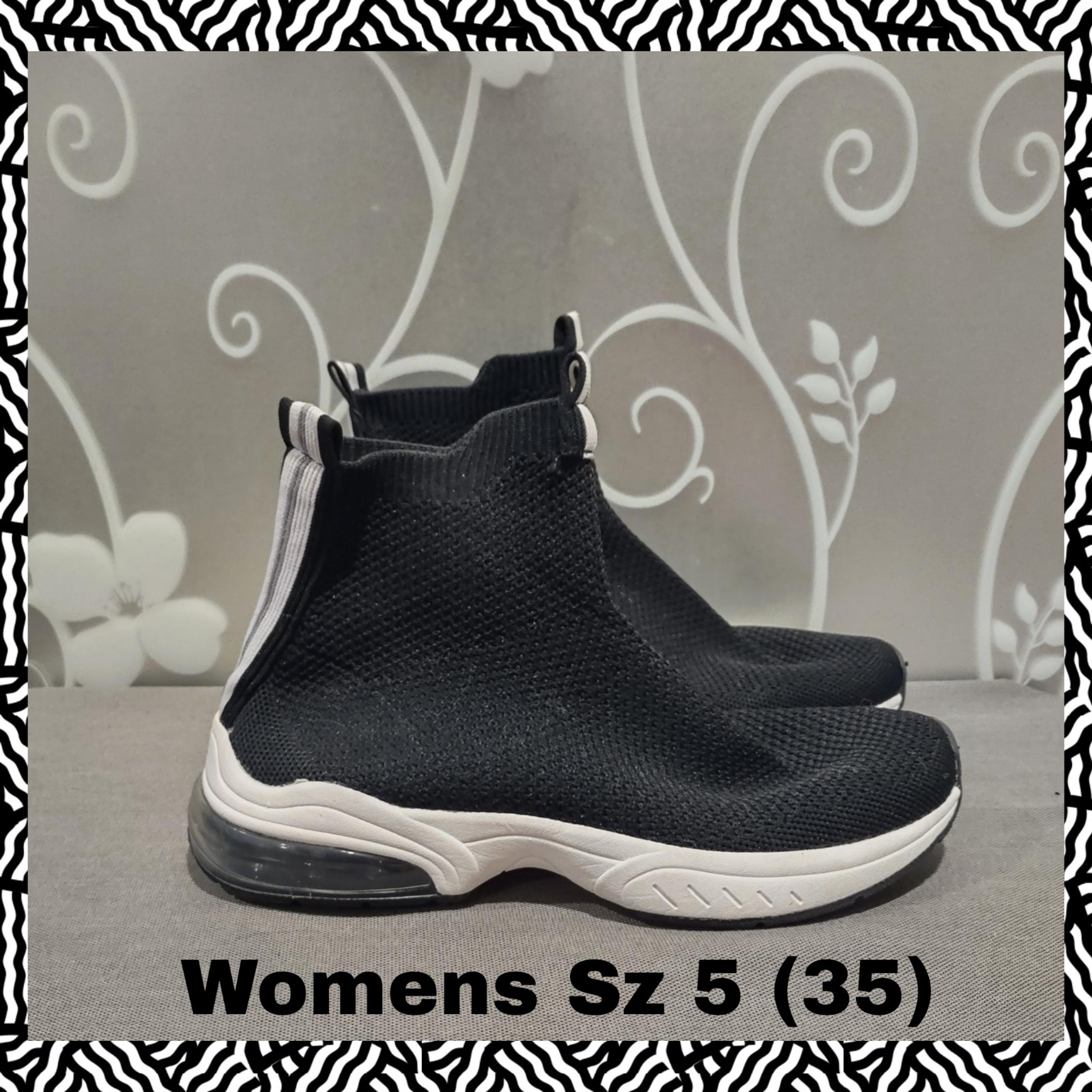 WOMENS BLACK PULL ON SOCK SNEAKERS SIZE 5