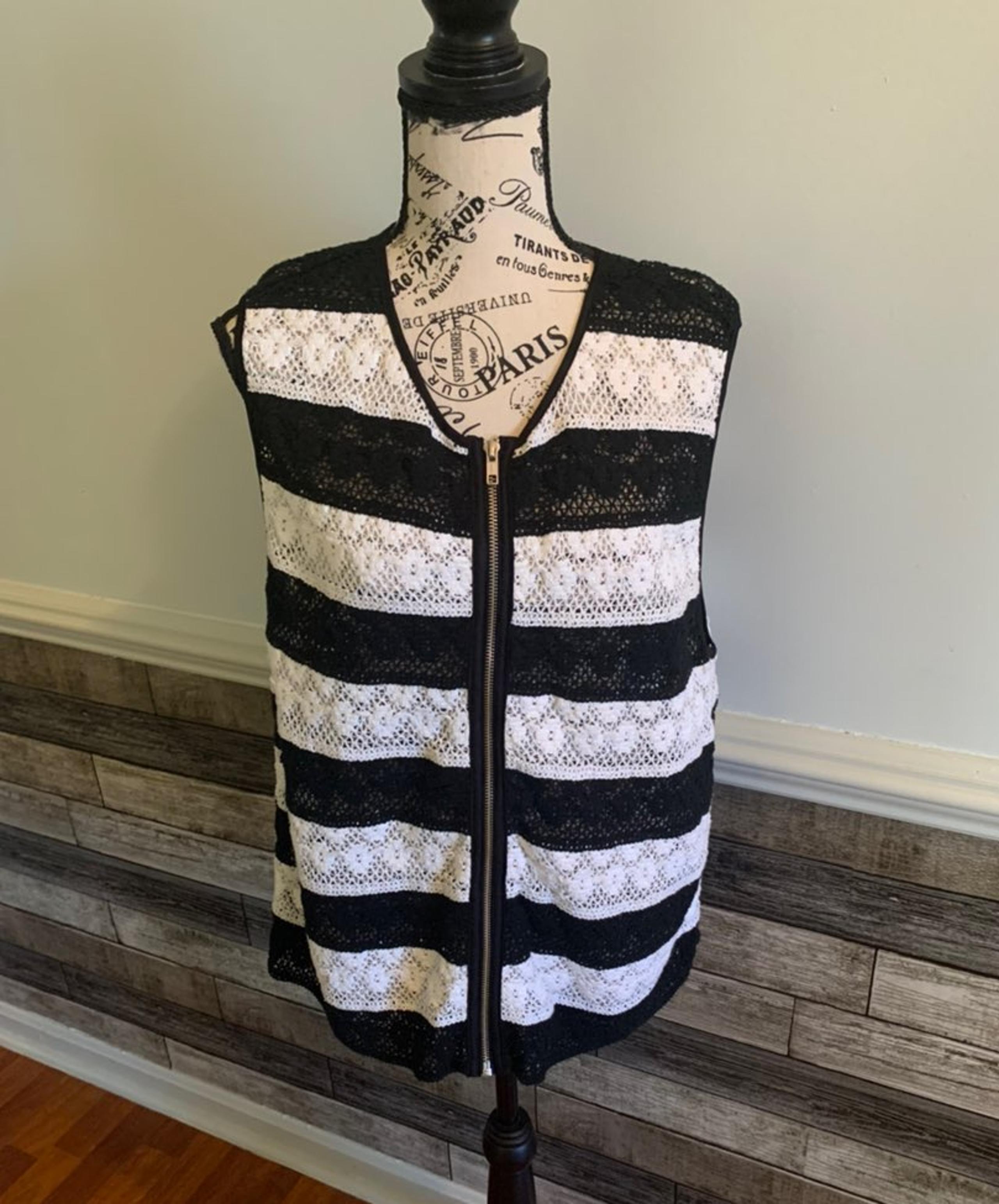 Chicos Size 1 black&white vest top M