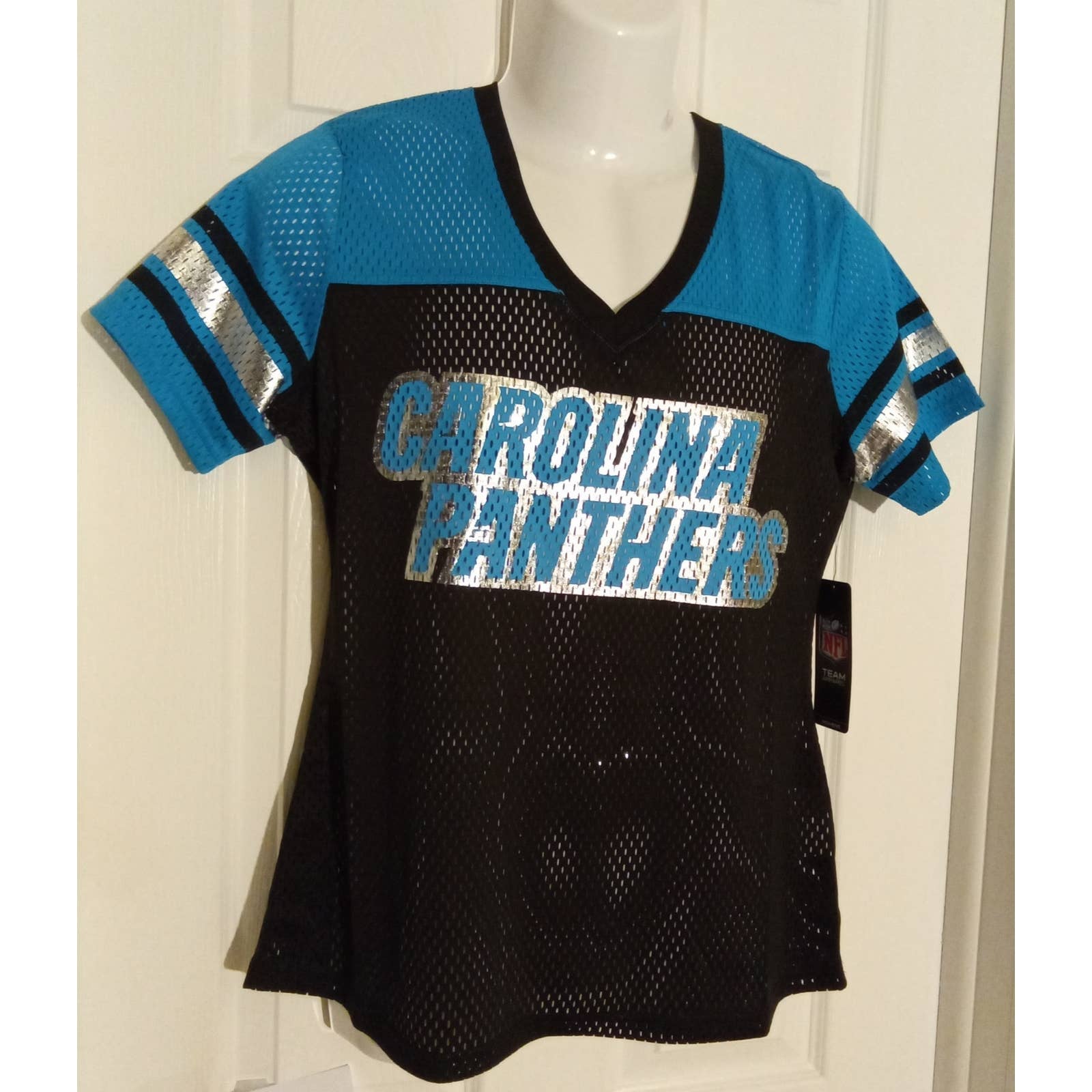 NFL Team Apparel Women’s Carolina Panthers V-Neck Top Size Med