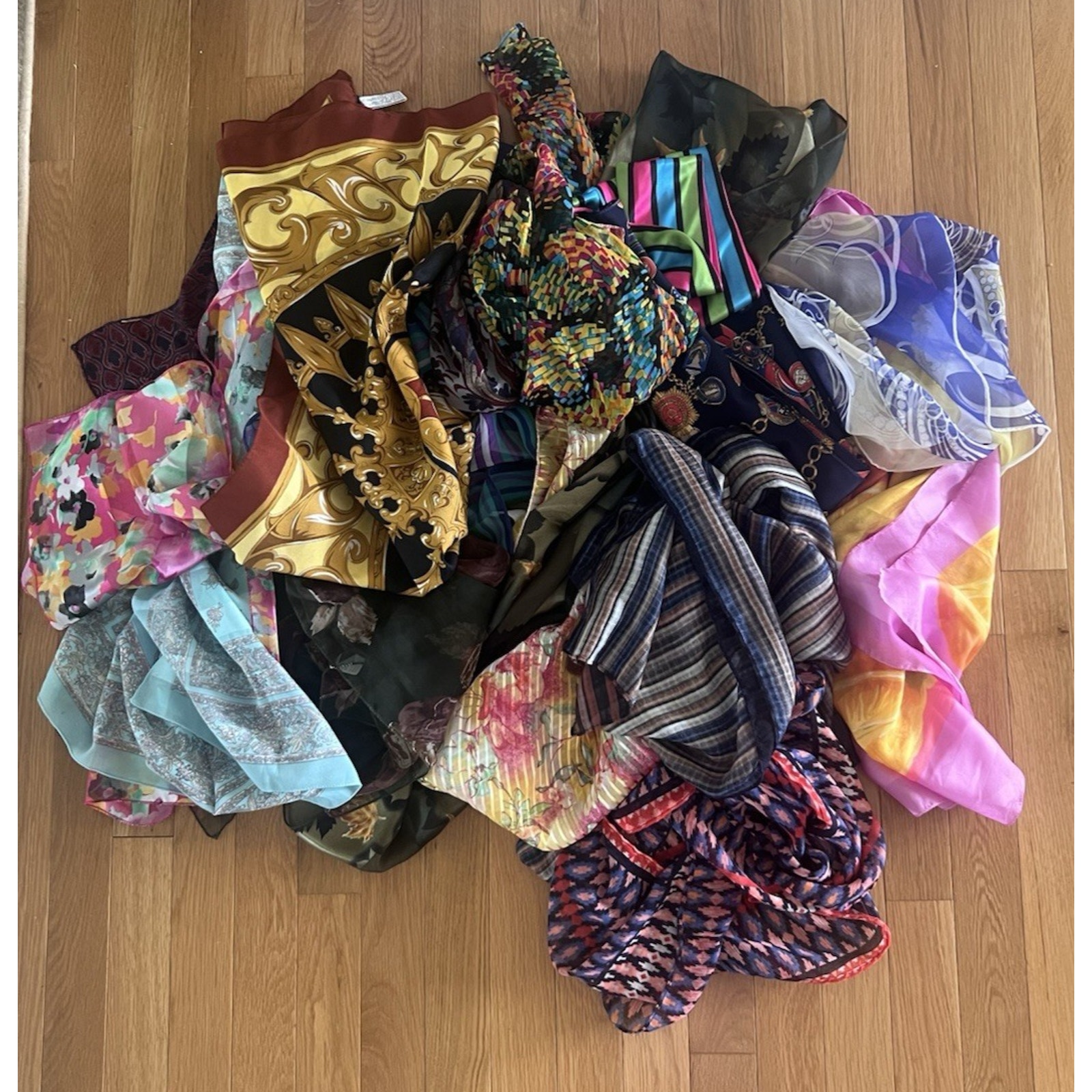 Estate Vintage LOT of 17 Beautiful Colorful Wearable Scarves Wraps Scarf