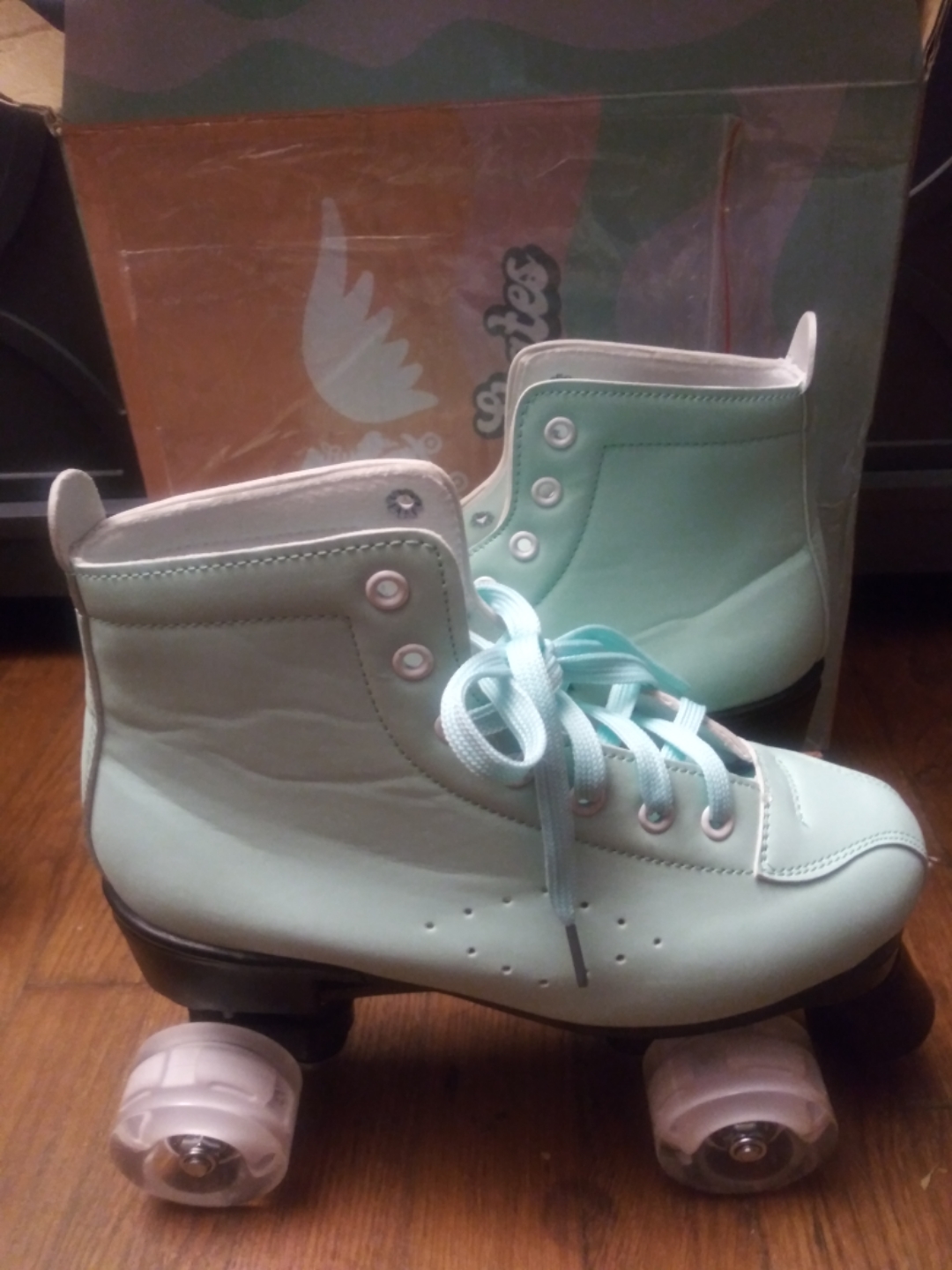 Angel Skates Sea foam green| Women's Size 8 Quad Rollerskates| LED wheels