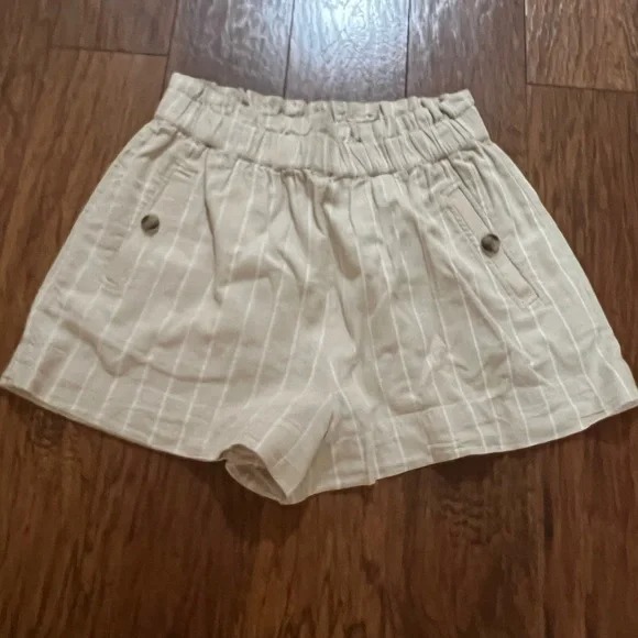 This is a very nice pair of shorts, not worn, not frayed.