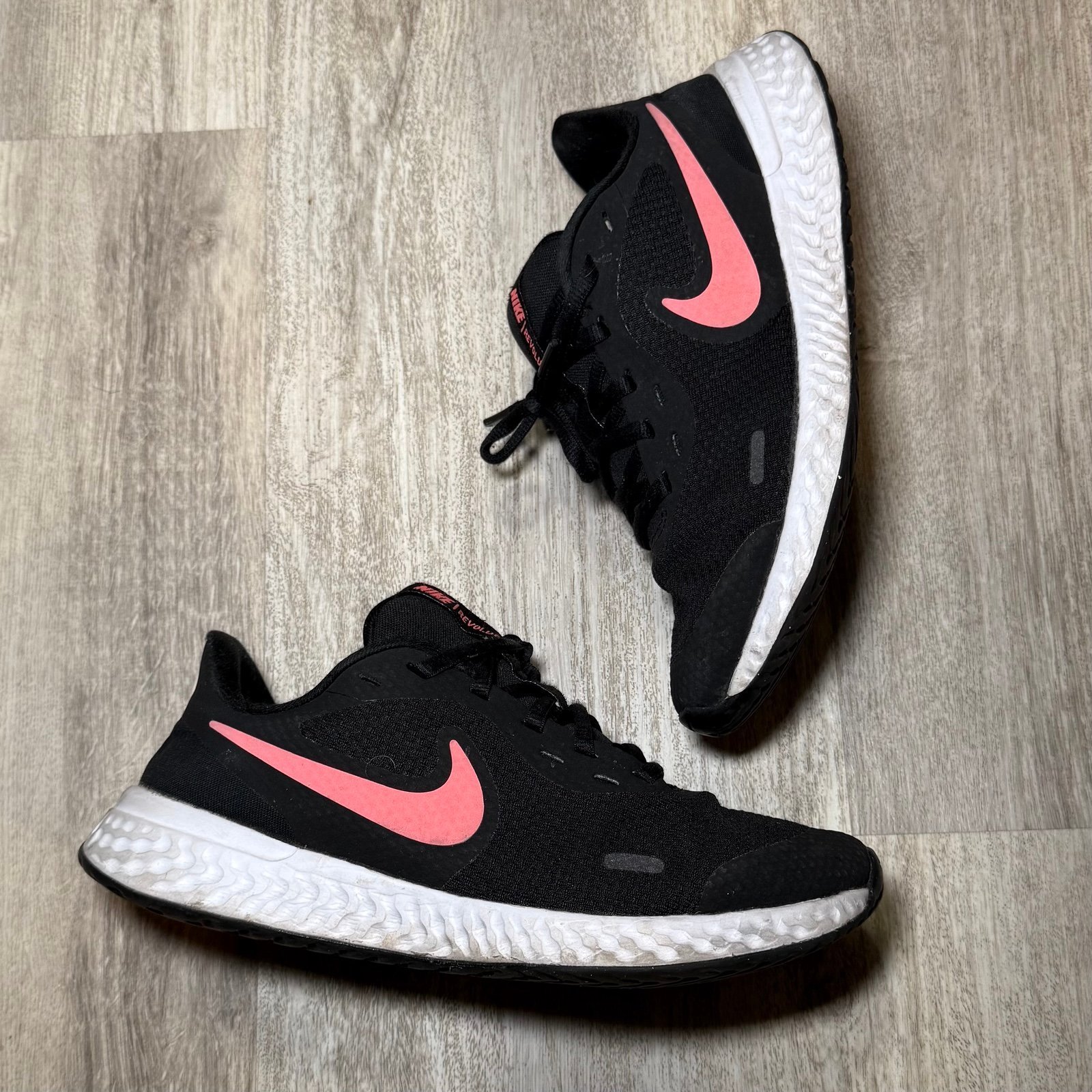 Nike Girl's Revolution size 6 Running Shoes Black / Pink BQ5671-002
