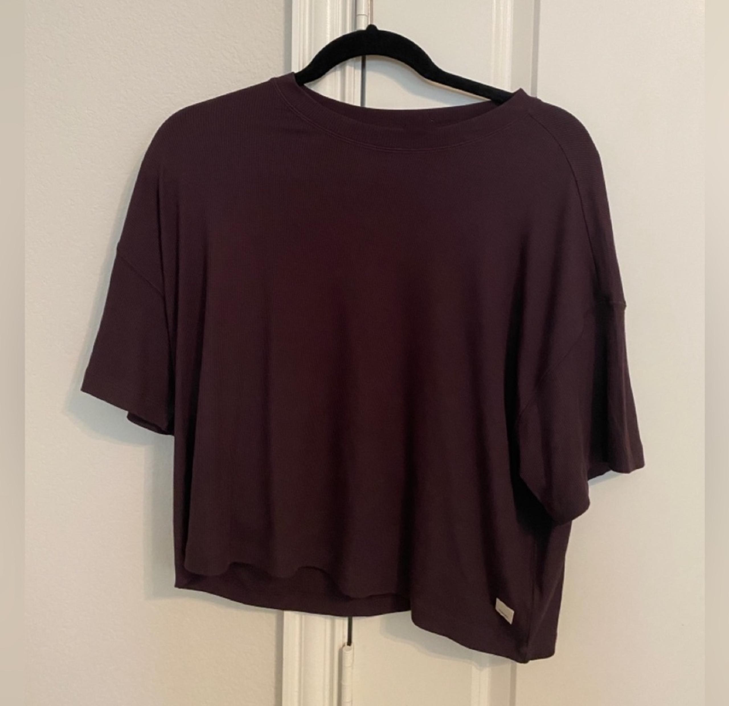 Vuori women cove tee shirt sleeve size S dark purple color