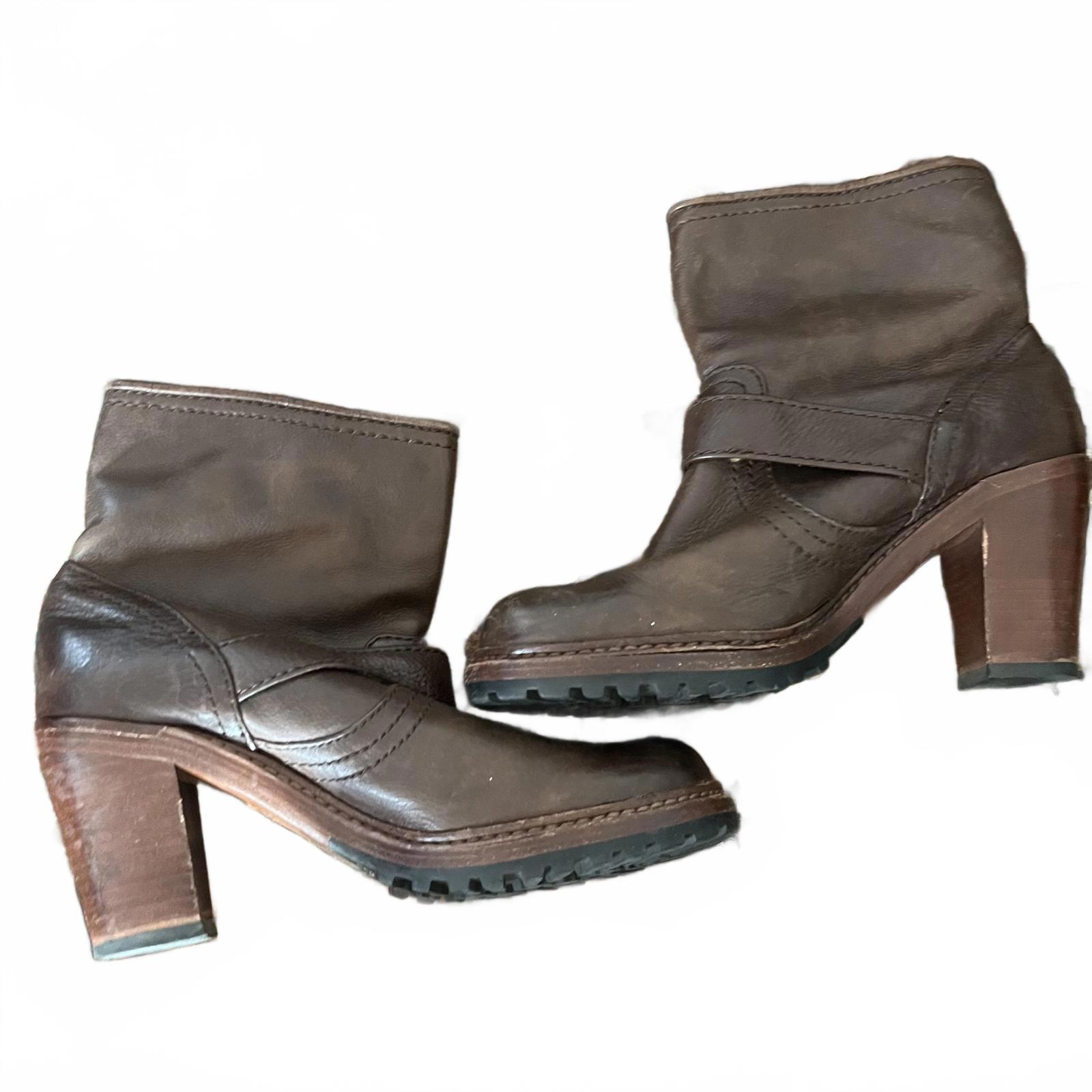 Frye Size 8 Lucy Engineer - Chic Brown Leather Ankle Boots