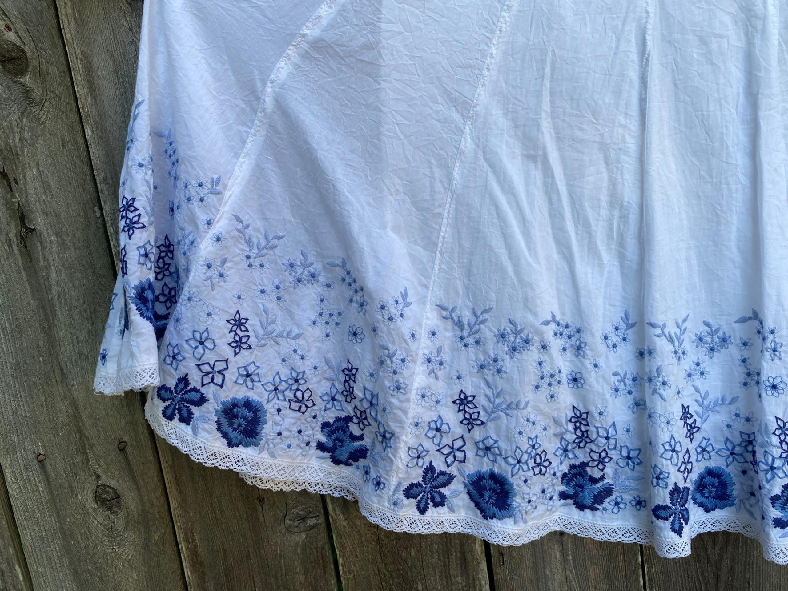 NWOT Gianni Bini Pleated White Skirt with Blue Floral Embroidery size 4
