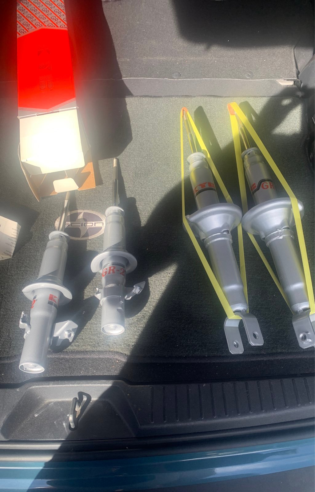 Kyb GR2 struts for 1985-89 integra