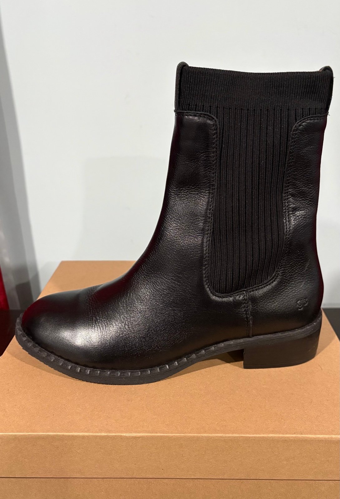 Gentle Souls by Kenneth Cole Bernadette Pull On Chelsea Boots | black | size 9