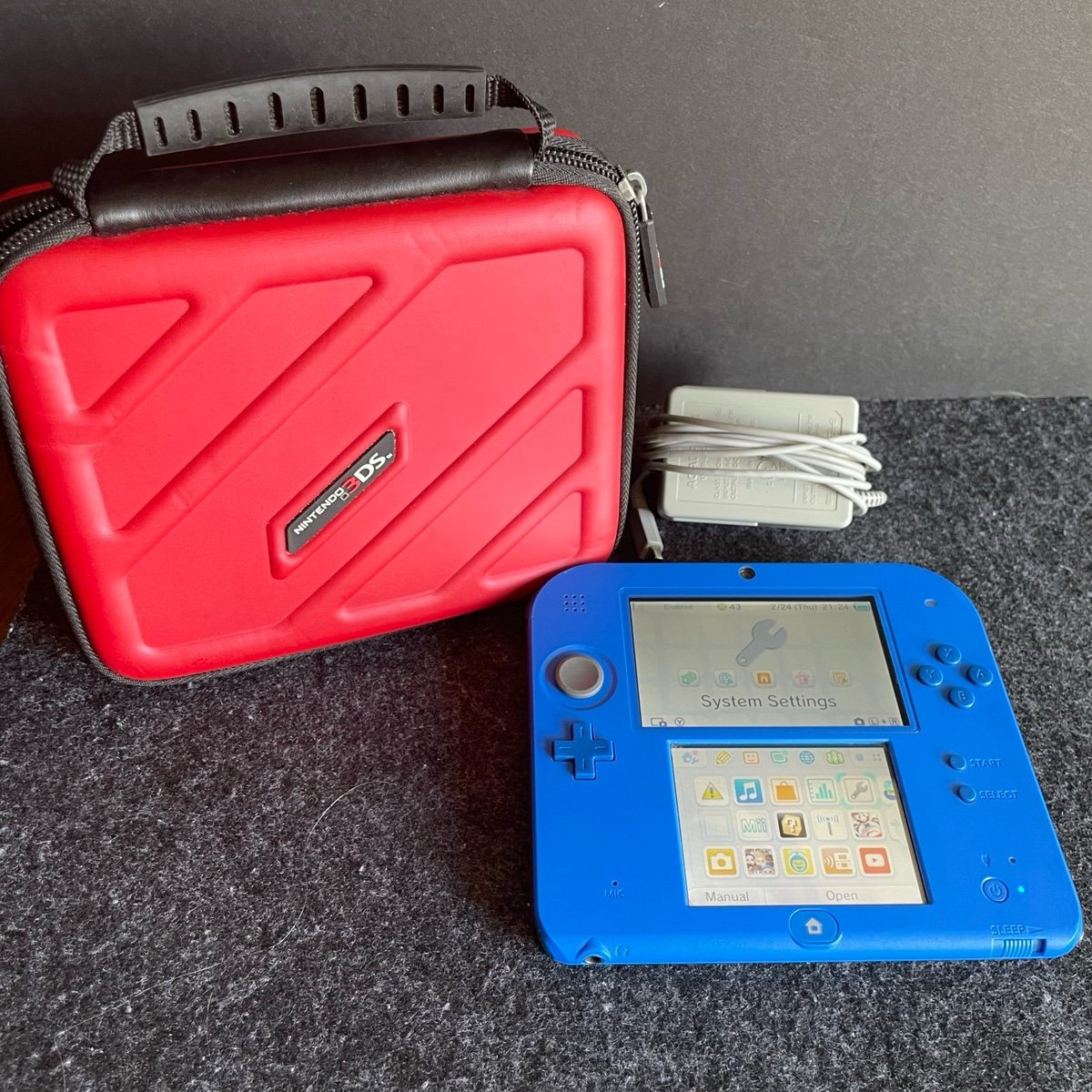 Nintendo 2DS Electric Blue With Mario Kart 7 Handheld Very Good