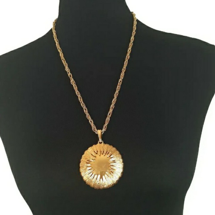 Vintage Monet Starburst Necklace Two Dimensional Pendant Gold Tone Link Chain