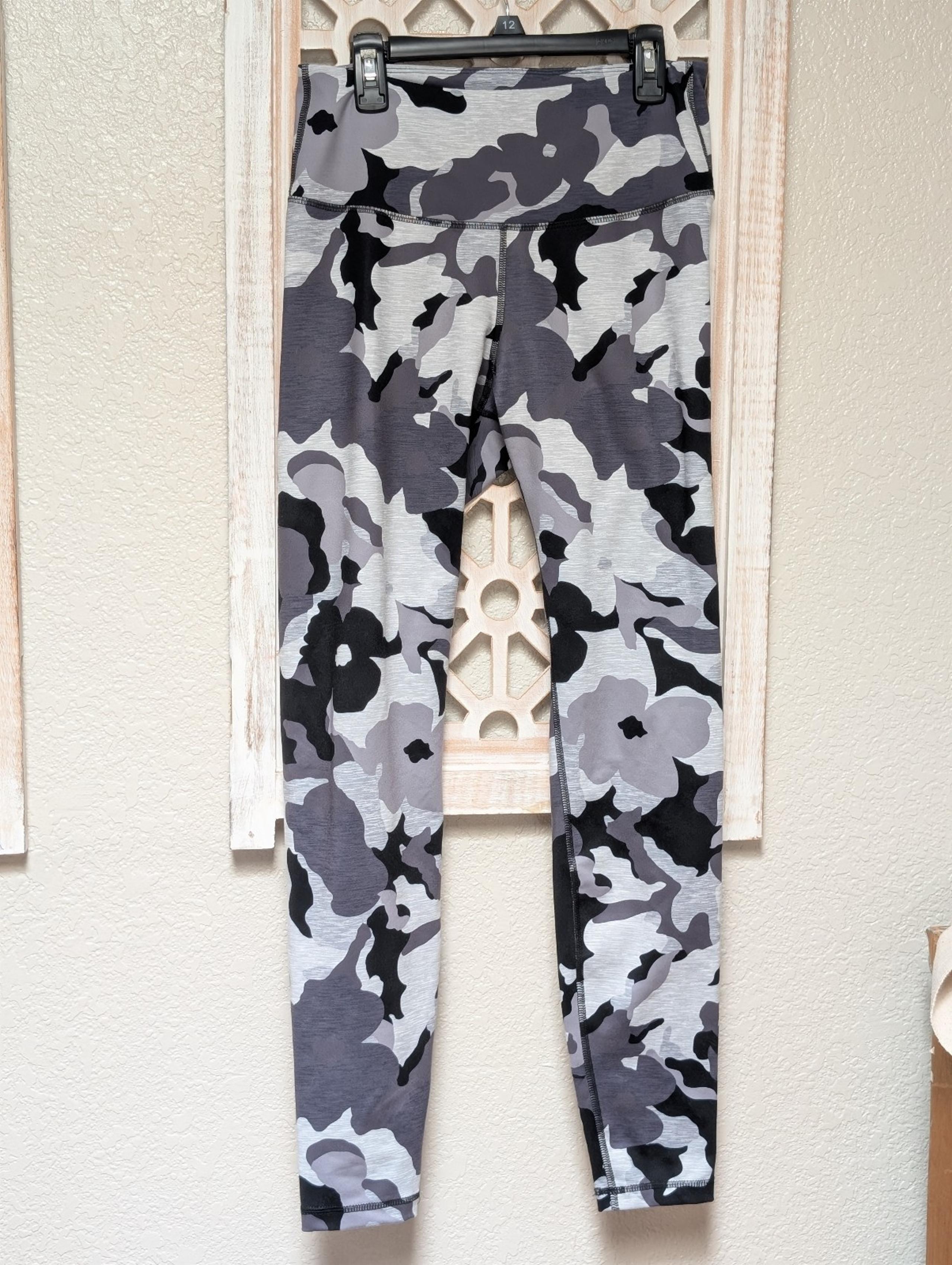 Old Navy Active leggings flower camo print grey black womens medium athletic