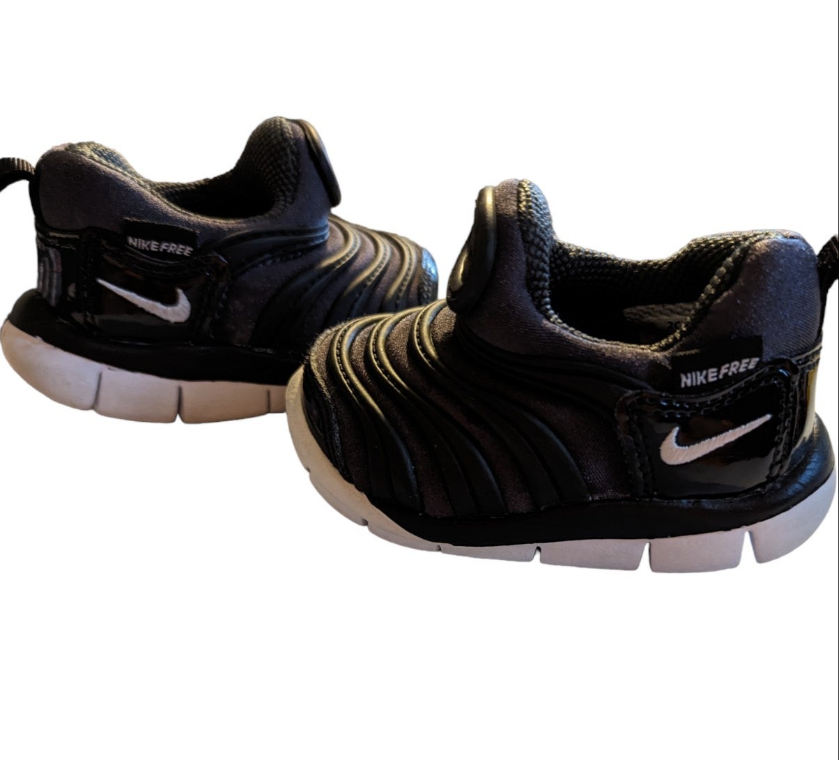 Nike Dynamo Free Toddler shoes. Size 2C. NWOT