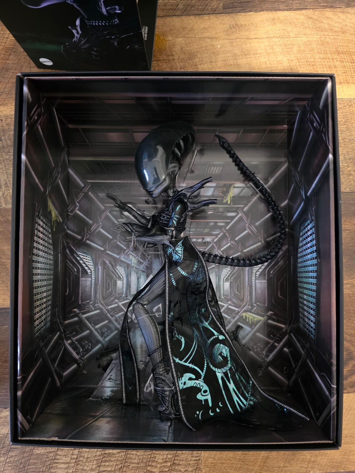 DAMAGED BOX Skullector Alien Doll