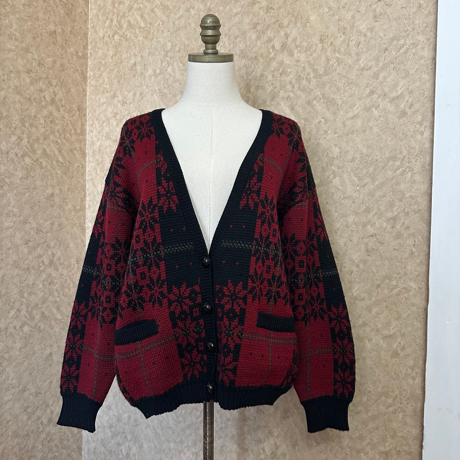 VTG Black And Red Plaid Snowflake Wool Cardigan Sweater Good condition Size m
