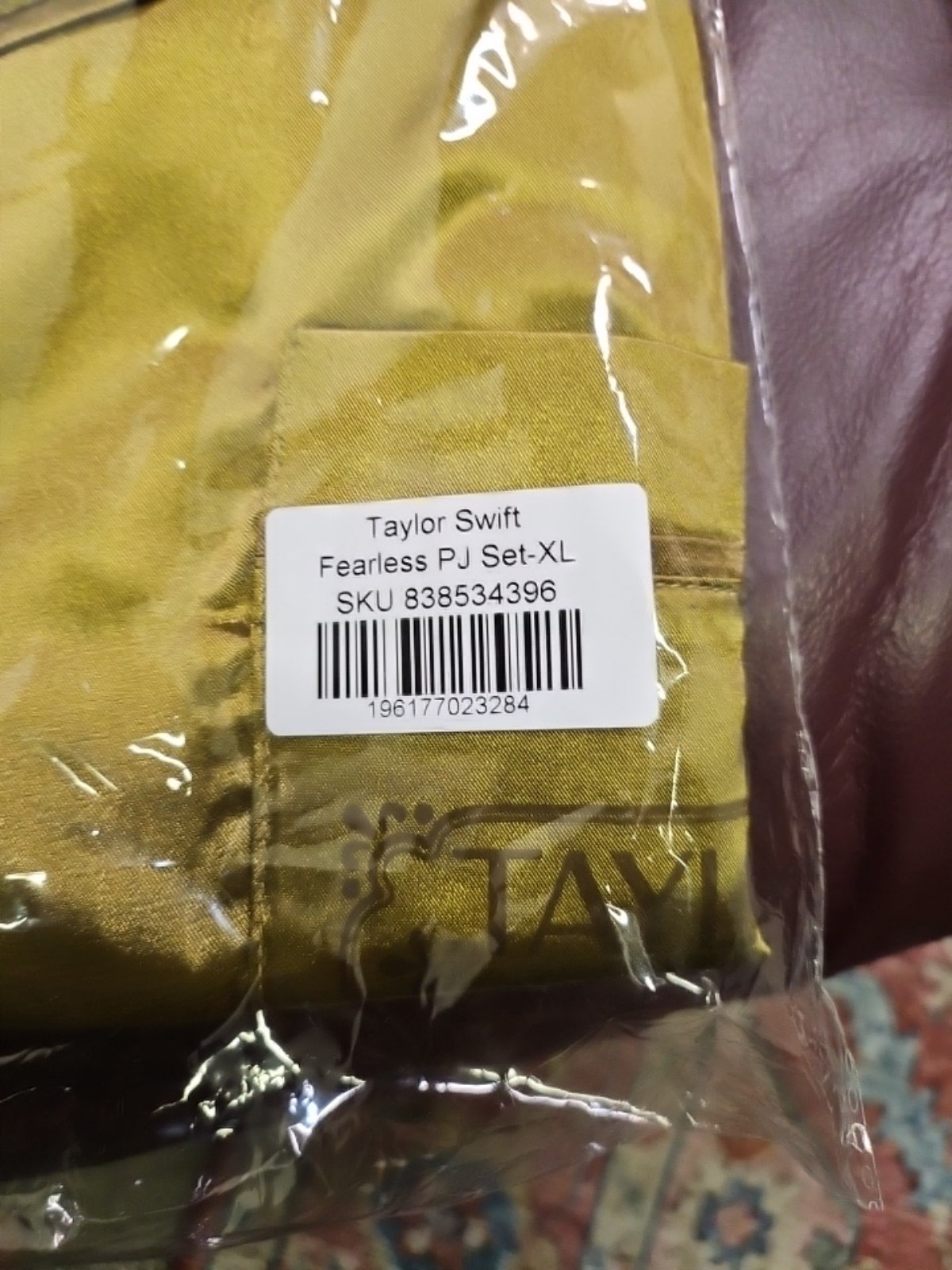 TAYLOR SWIFT FEARLESS (TAYLOR'S VERSION) SATIN PAJAMA SET (XL)