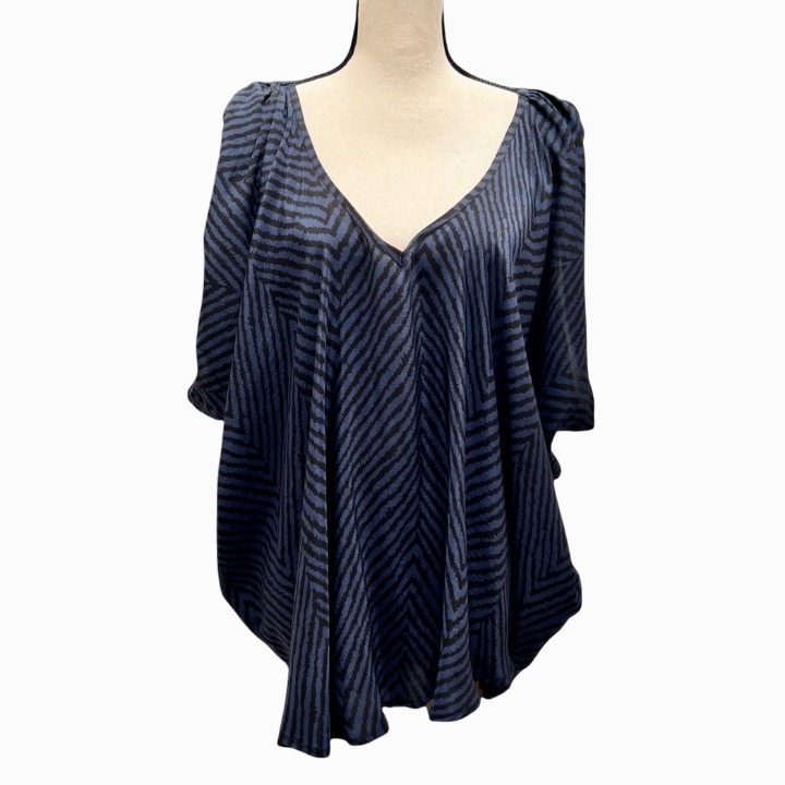 CHELSEA FLOWER BLACK & NAVY CHEVRON SILK FLOWY TOP