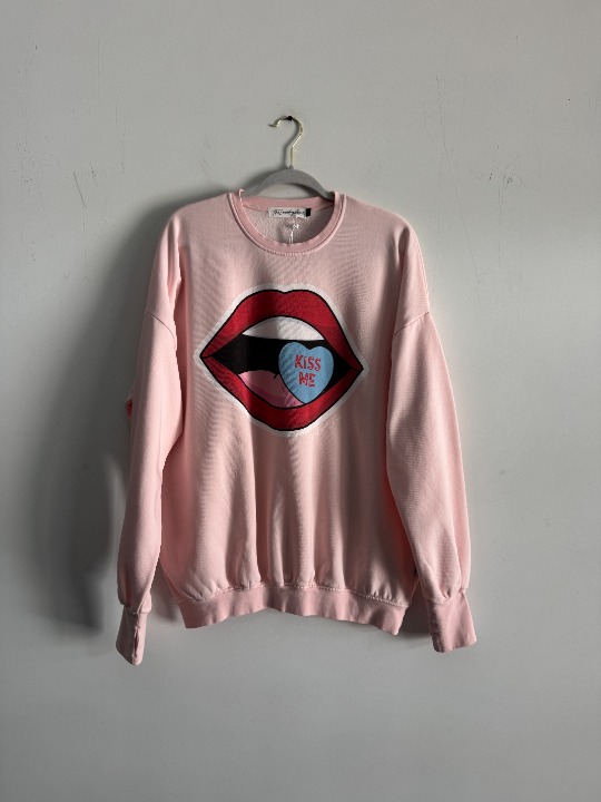 The Laundry Room Kiss pullover NWT, Size S Oversize (S-L)