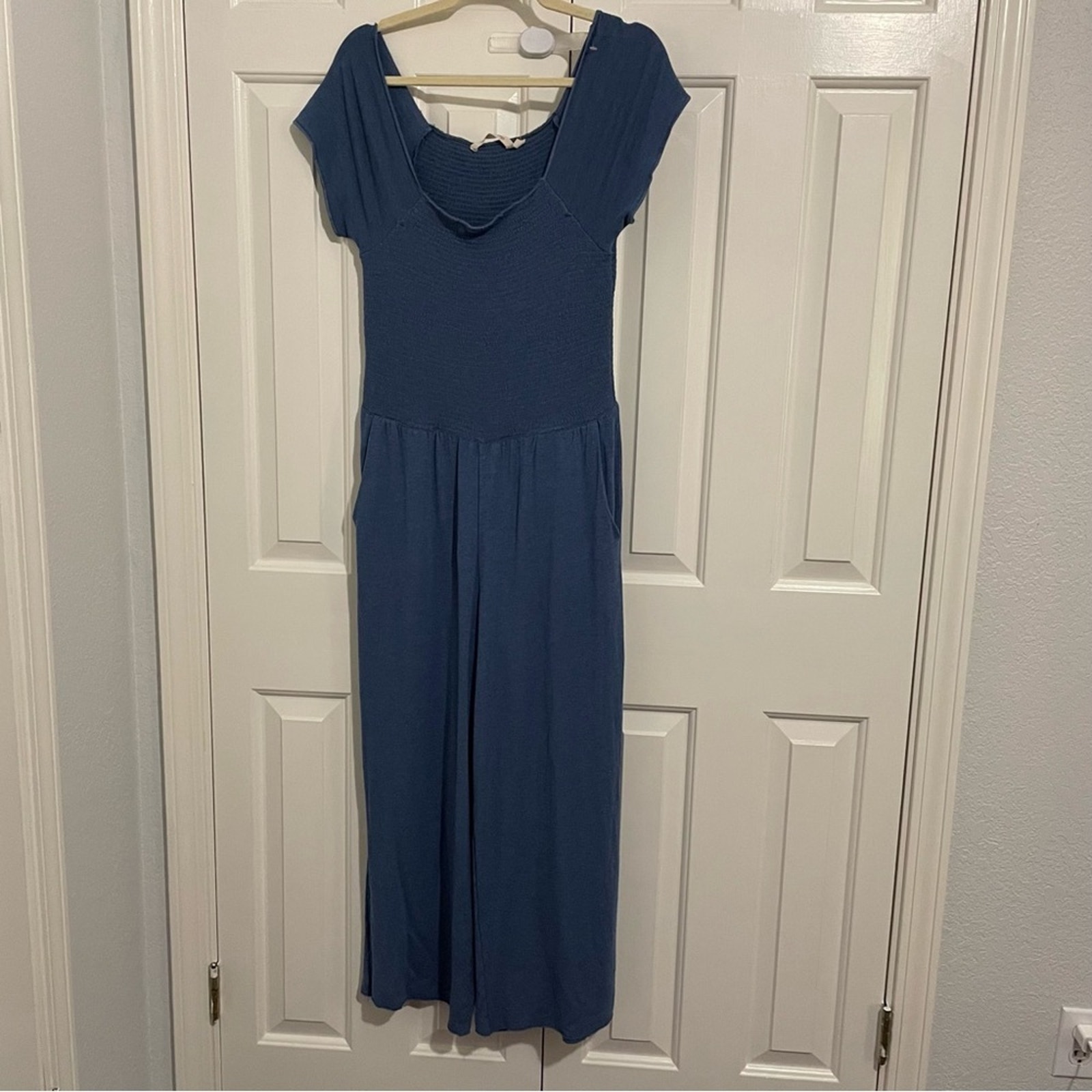 Soft Surroundings Blue Chambray Smocked Wide Leg Cropped Jumpsuit Womens M