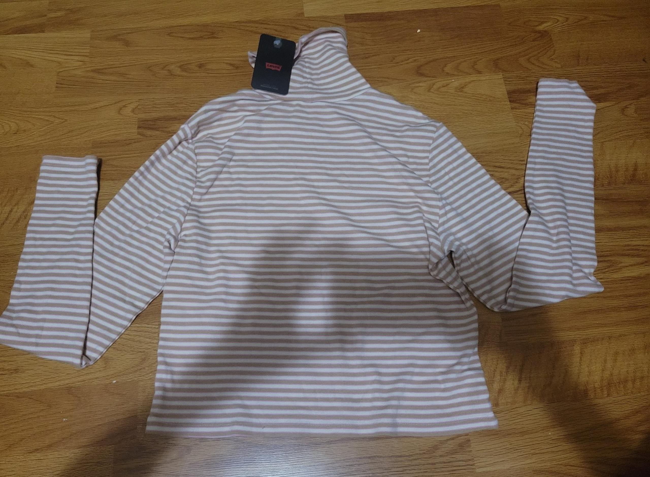 Levi womens turtle neck size large