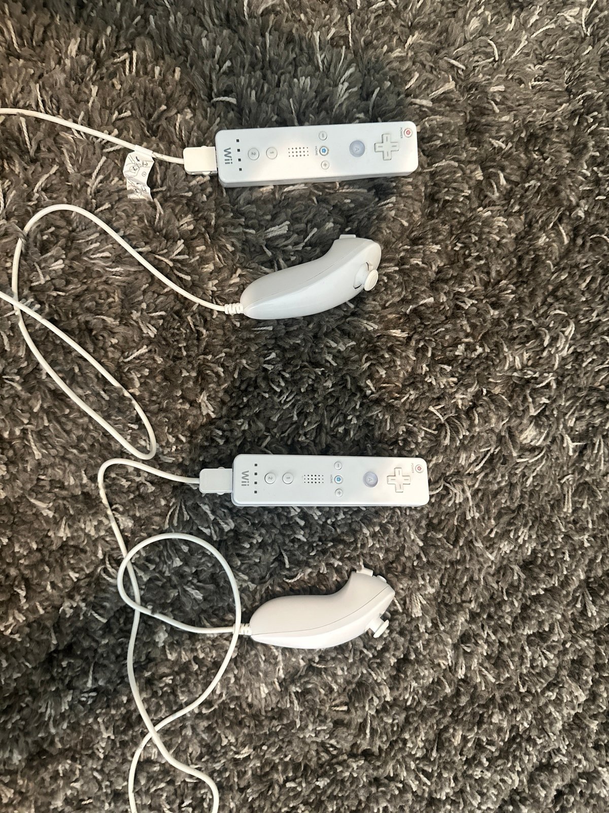 2 wiimotes and 2 nunchunks (No Motion+)