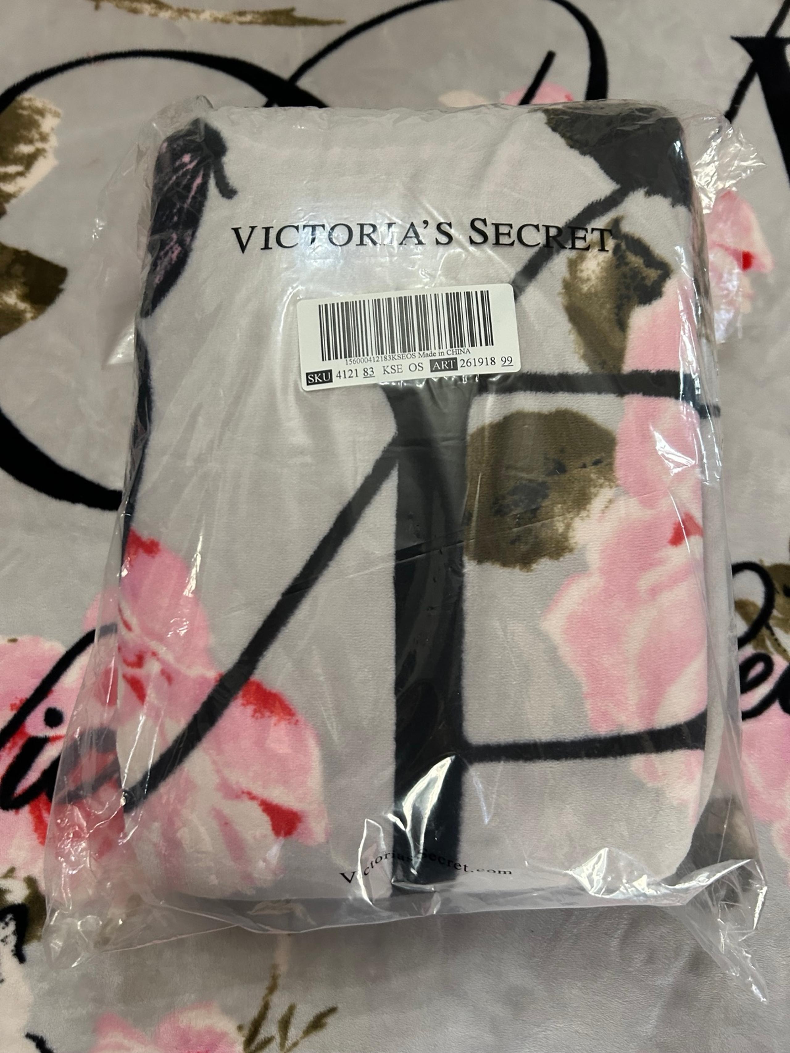 VS gray floral Sherpa throw 50x60