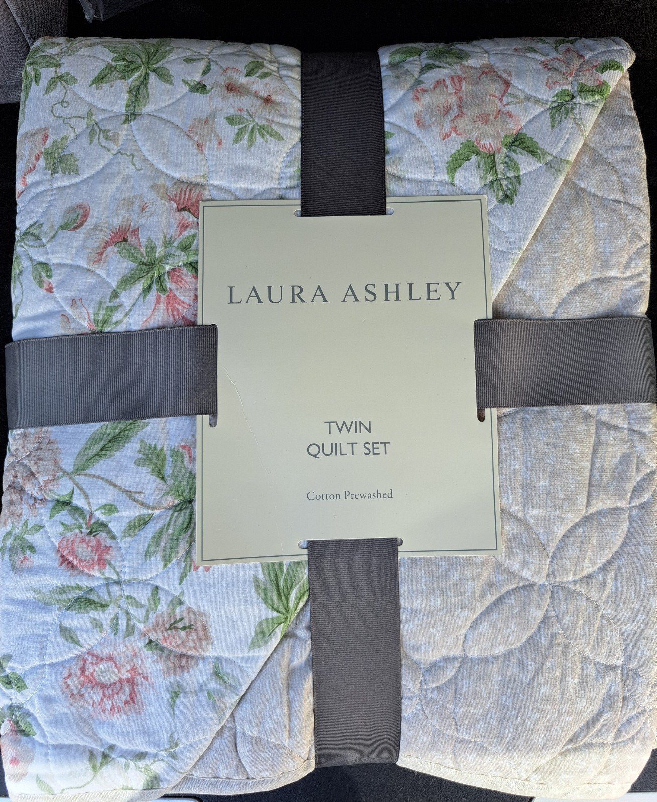 Laura Ashley Quilt set. Reversible. Twin size. 100% cotton