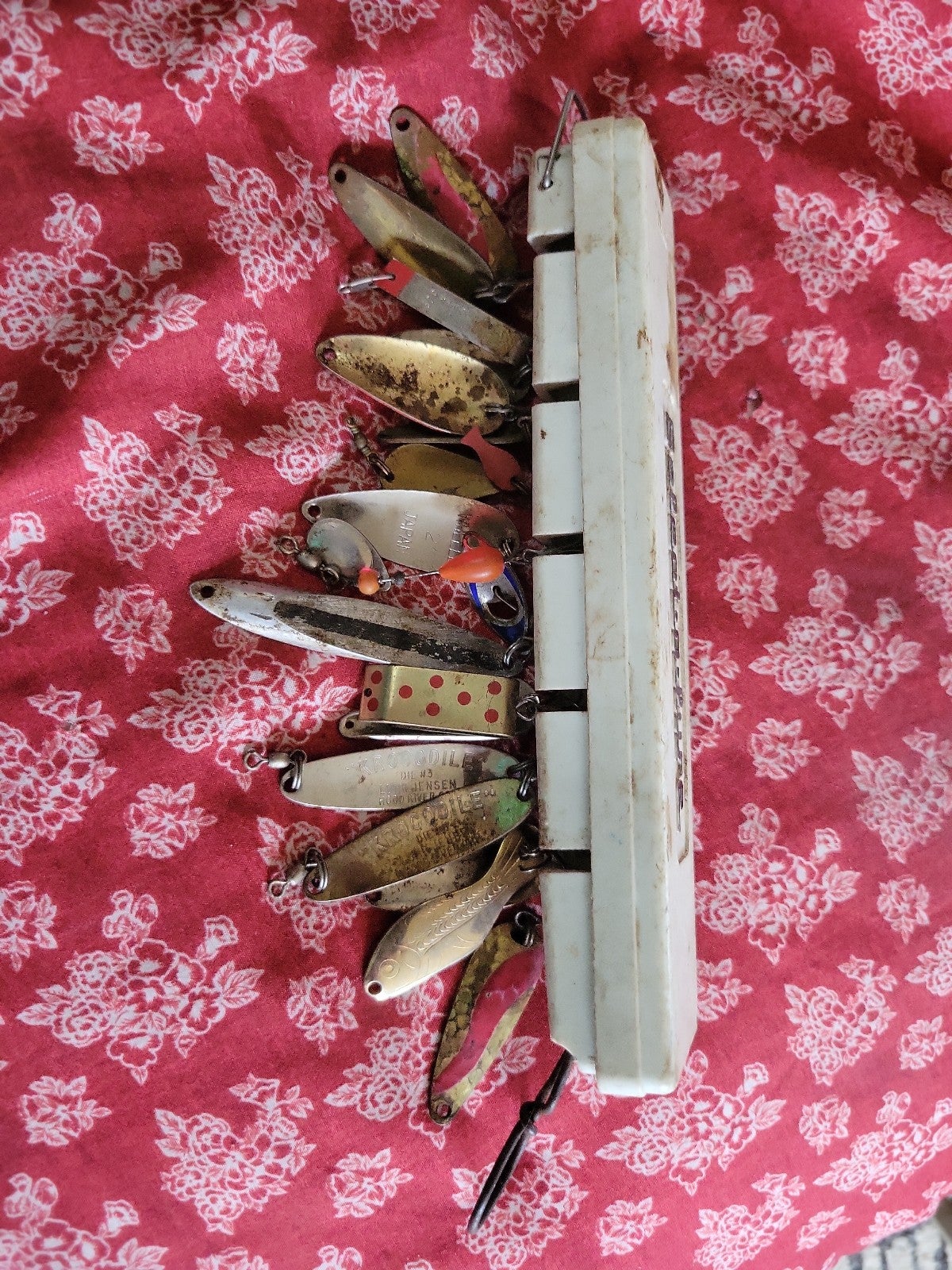 18 fishing spoon lures