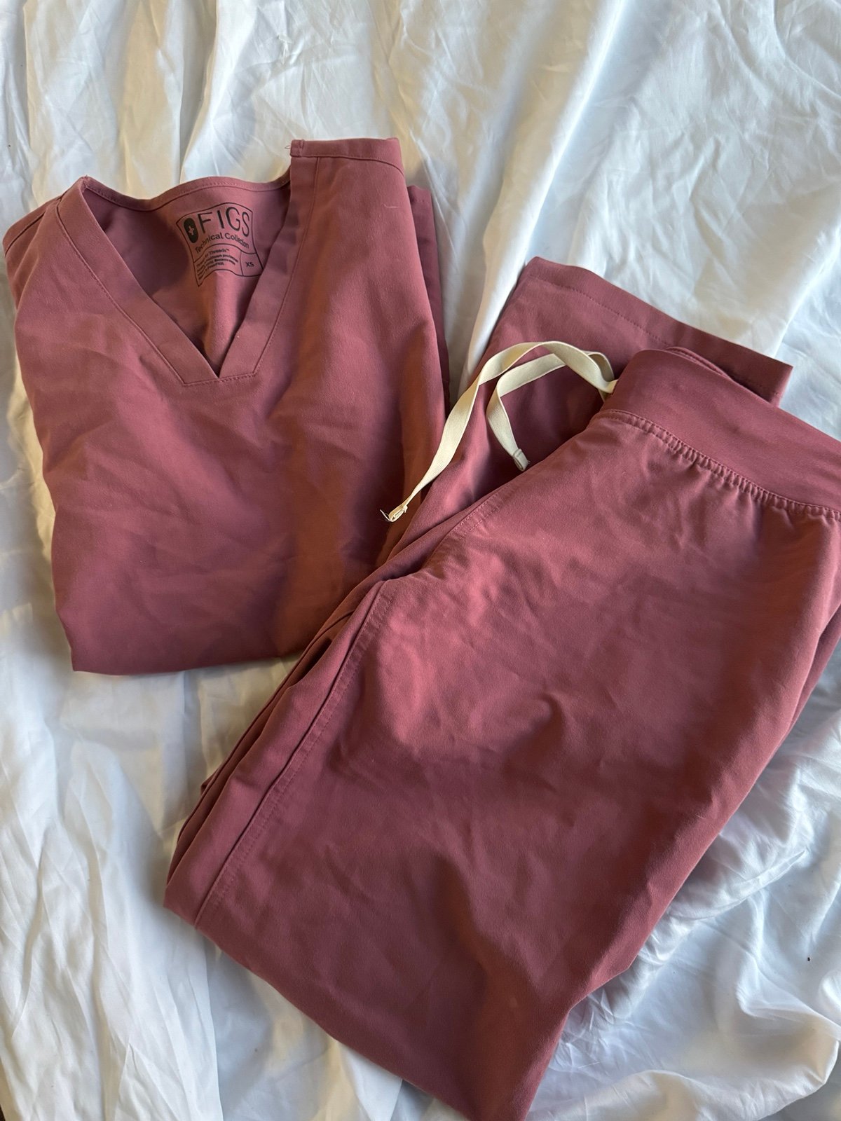 Figs pink scrub set