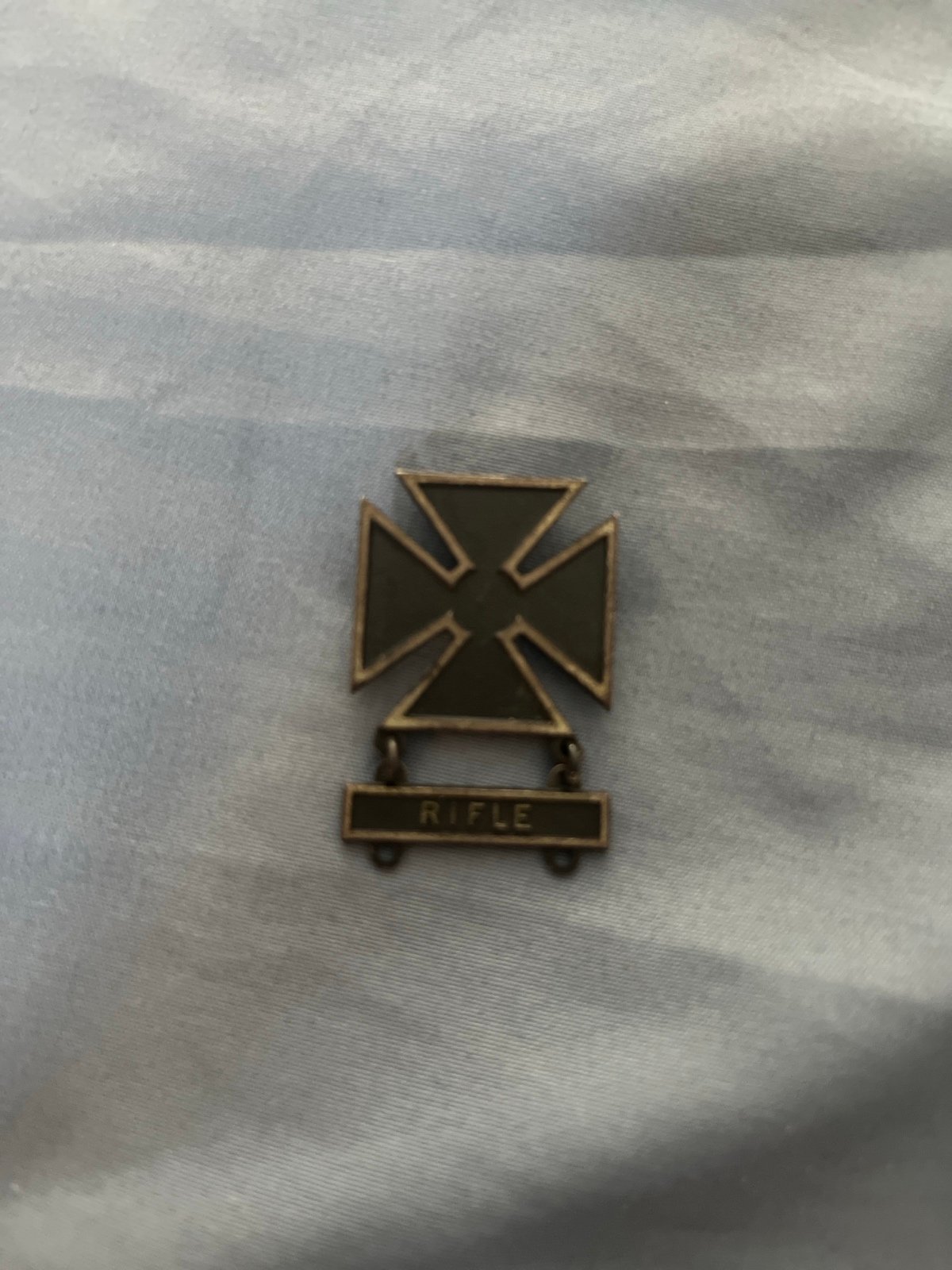 Pin vintage Air Force world war 2 rifle pin