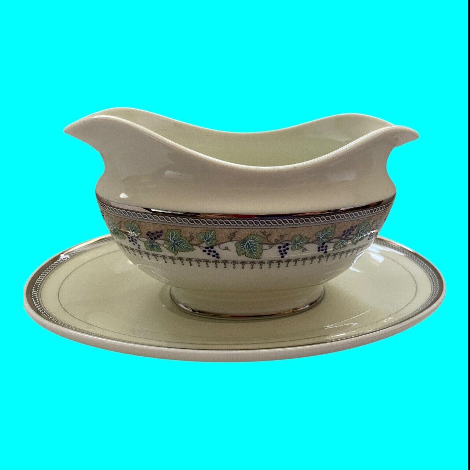 Mikasa Fine China Gravy Boat Set Beaujolais Pattern L3264 w/ Underplate